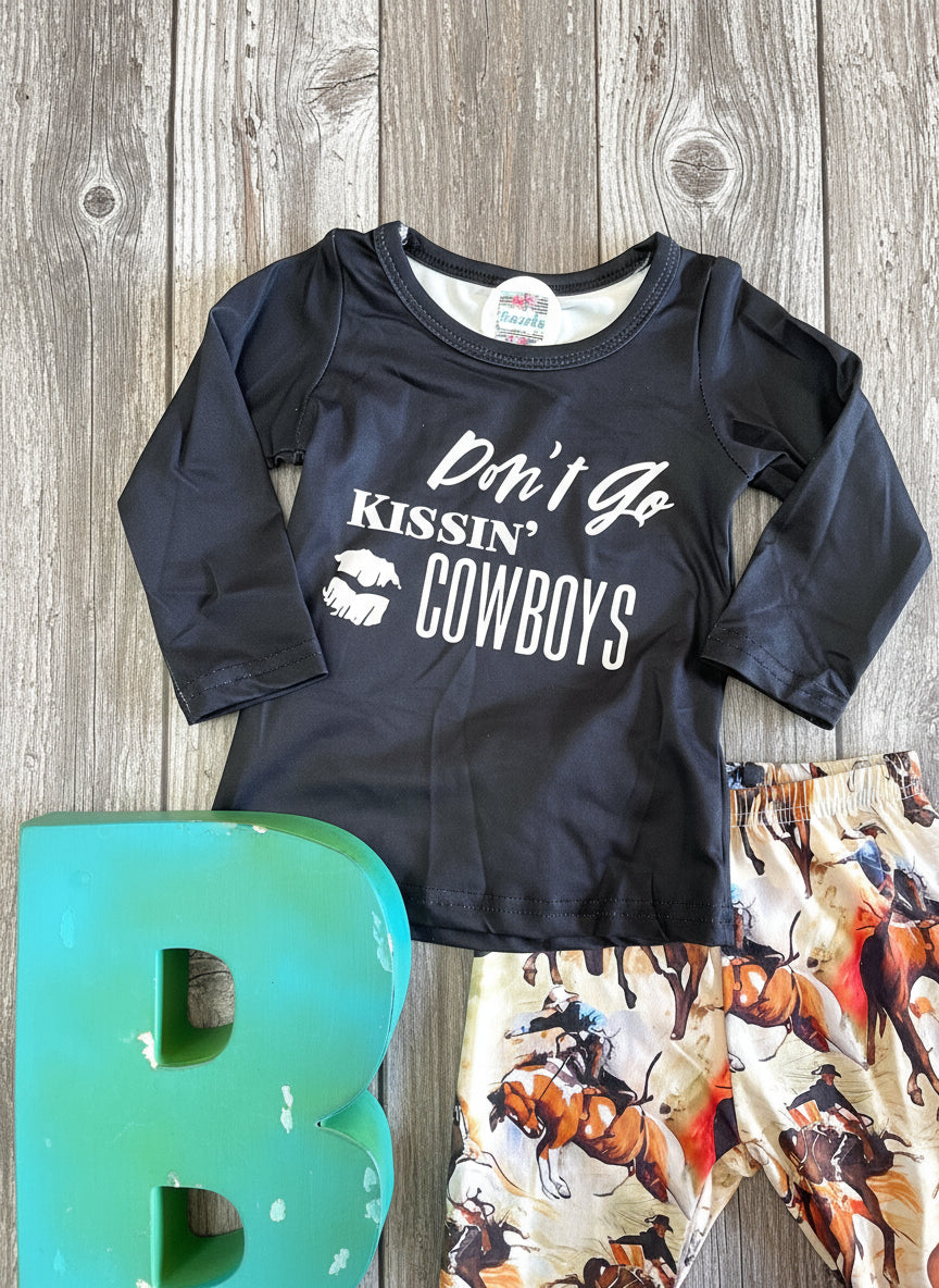 Don’t Go Kissing Cowboys Bell Bottoms | Cowboy Rodeo Flare Pants
A fun and sassy outfit for our little cowgirls (and a good reminder for the rest of us!) 🤠💋 These Cowboy Rodeo Flare Pants bring the perfect mix of Western charm and trendy style!
✔ True to Size Fit – Comfortable & flattering.
