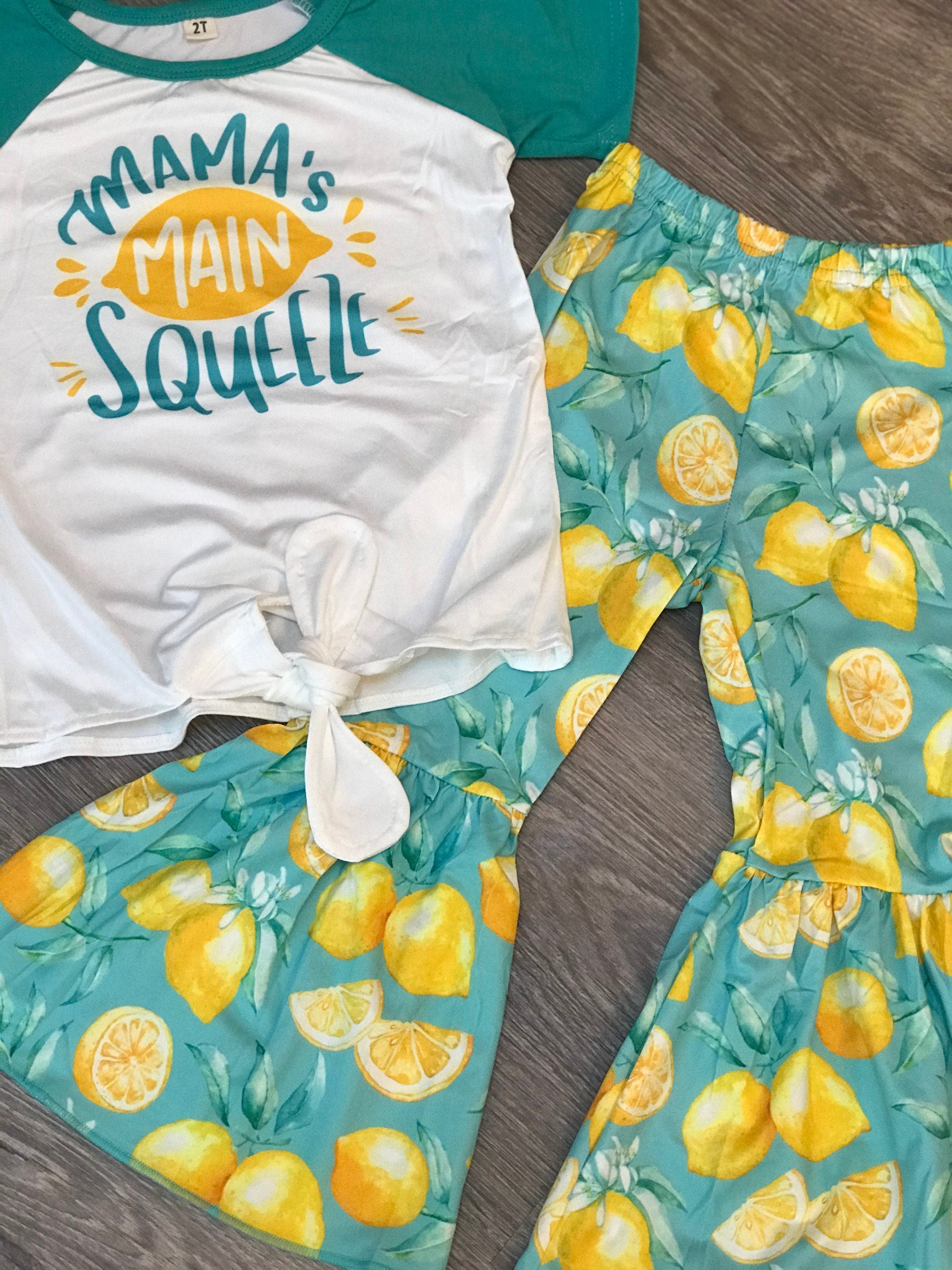 🍋 Mamas Main Squeeze Bell Bottom Outfit - a cheerful lemon-themed outfit! This adorable set features a playful Mama's Main Squeeze t-shirt and bell bottoms with an all over lemon print, adding a burst of sunshine to any day.