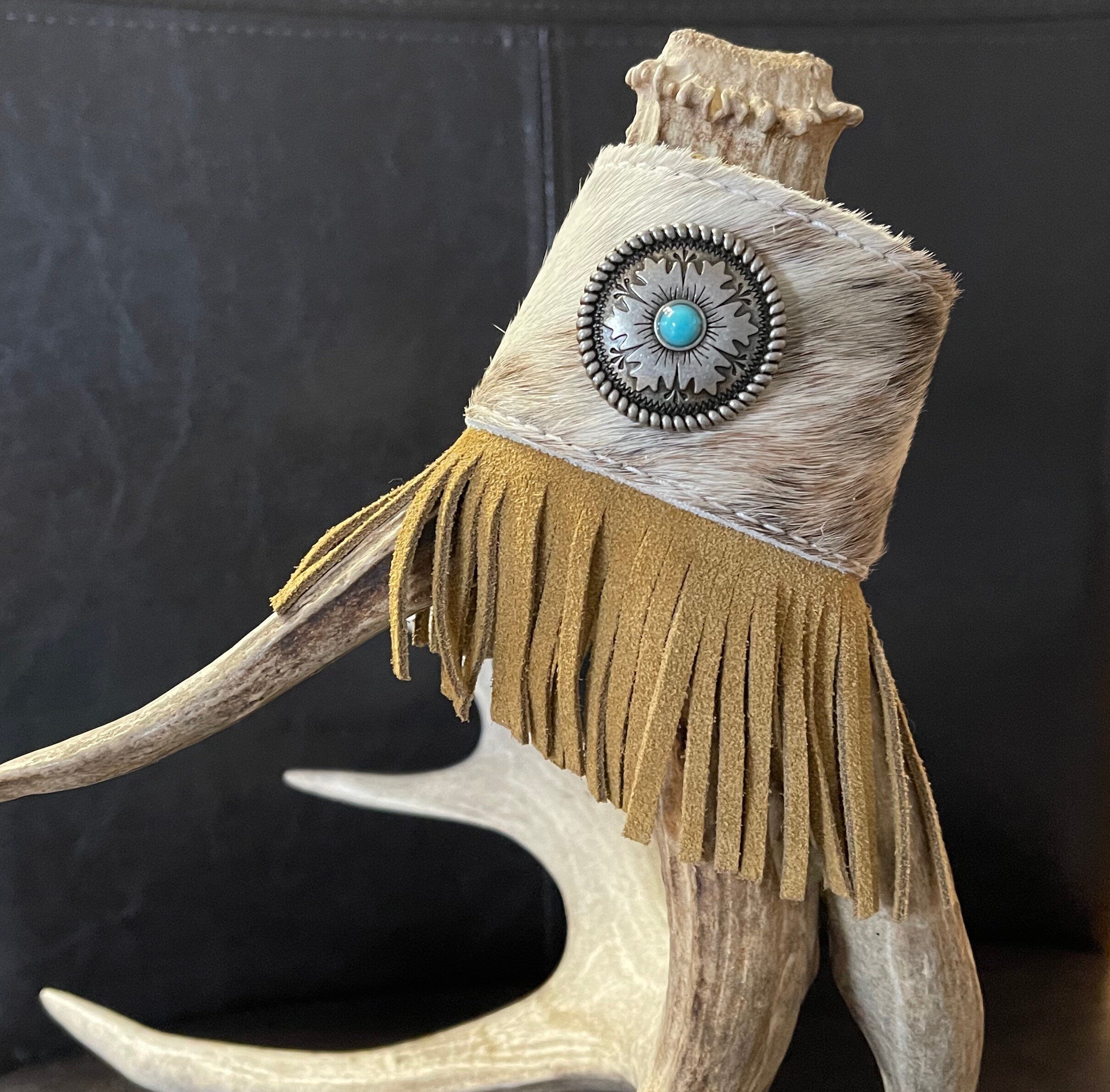 fringe 🔥 Brindle Leather Fringe Cuff with Tribal Silver Concho – One of a Kind! 🔥
Make a bold statement with this stunning Western cuff bracelet! Crafted from brindle hair-on-hide, this cowhide bracelet features a striking tribal silver concho and eye-catching leather fringe that hangs beautifully under the wrist with its unique diagonal cut.
✔ Premium brindle cowhide leather
✔ Tribal silver concho –
✔ Diagonal-cut leather fringe –
✔ Adjustable fit – fits up to a 7 ½” wrist
✔ 2” wide