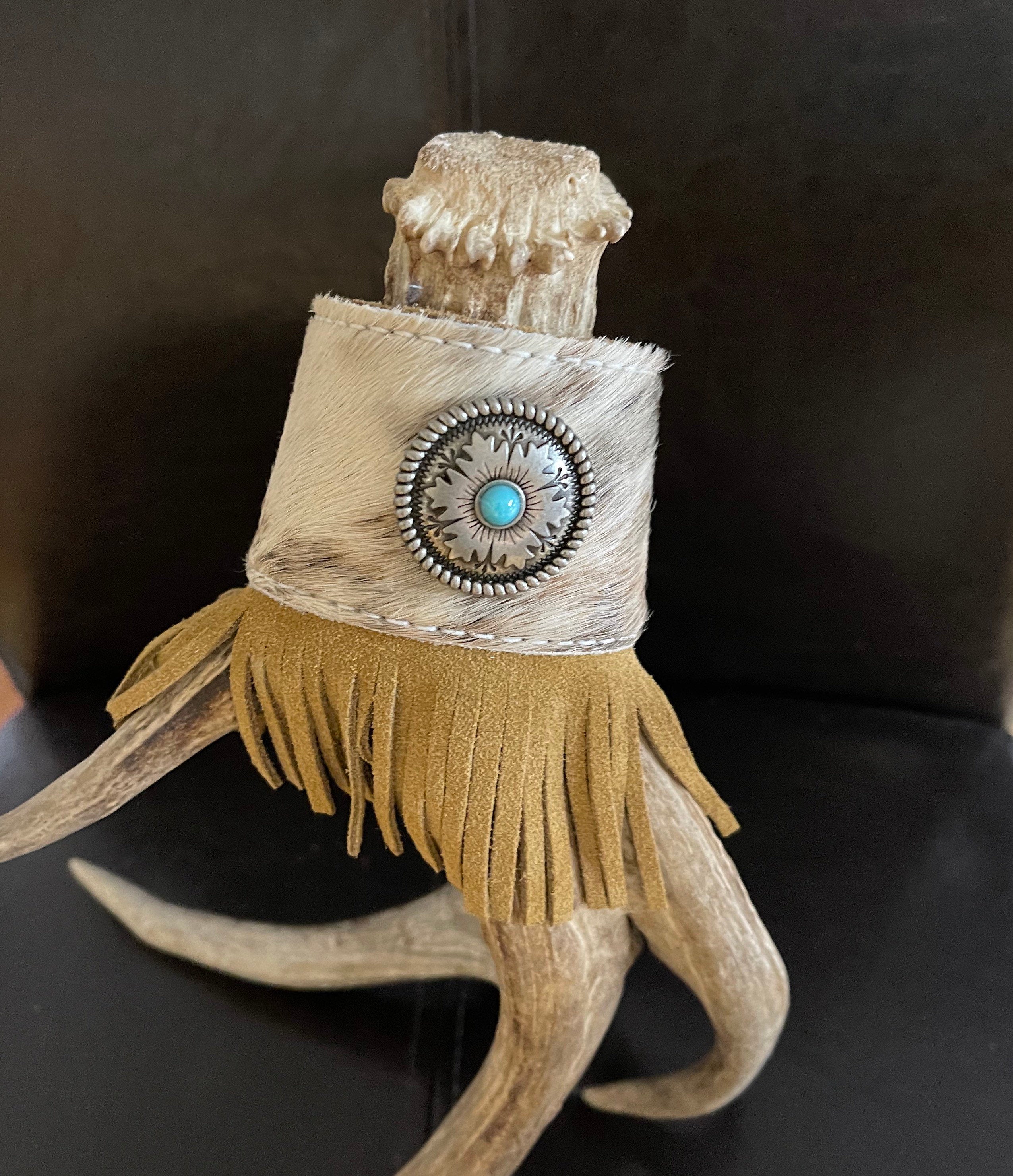 fringe 🔥 Brindle Leather Fringe Cuff with Tribal Silver Concho – One of a Kind! 🔥
Make a bold statement with this stunning Western cuff bracelet! Crafted from brindle hair-on-hide, this cowhide bracelet features a striking tribal silver concho and eye-catching leather fringe that hangs beautifully under the wrist with its unique diagonal cut.
✔ Premium brindle cowhide leather
✔ Tribal silver concho –
✔ Diagonal-cut leather fringe –
✔ Adjustable fit – fits up to a 7 ½” wrist
✔ 2” wide