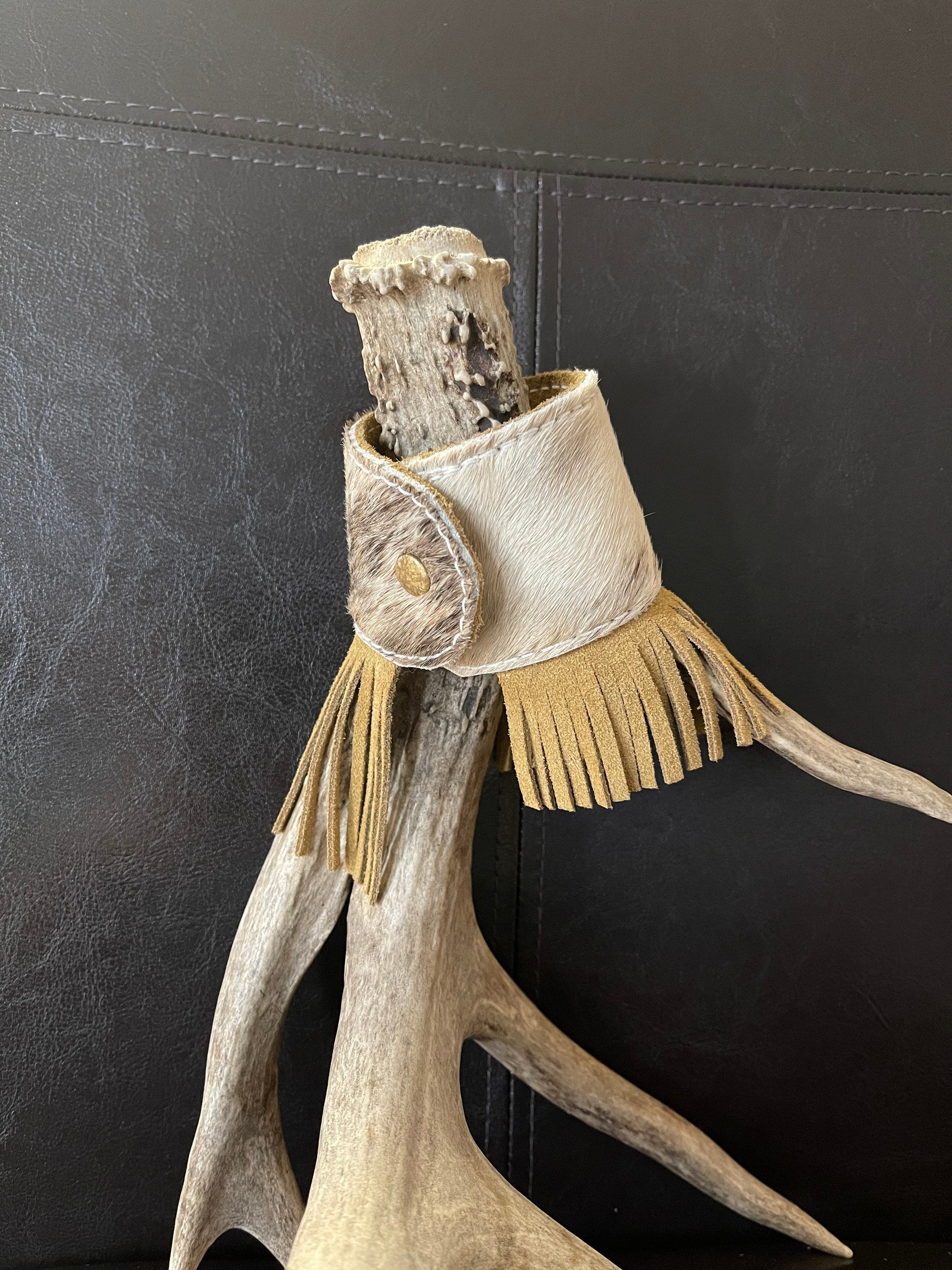 fringe 🔥 Brindle Leather Fringe Cuff with Tribal Silver Concho – One of a Kind! 🔥
Make a bold statement with this stunning Western cuff bracelet! Crafted from brindle hair-on-hide, this cowhide bracelet features a striking tribal silver concho and eye-catching leather fringe that hangs beautifully under the wrist with its unique diagonal cut.
✔ Premium brindle cowhide leather
✔ Tribal silver concho –
✔ Diagonal-cut leather fringe –
✔ Adjustable fit – fits up to a 7 ½” wrist
✔ 2” wide