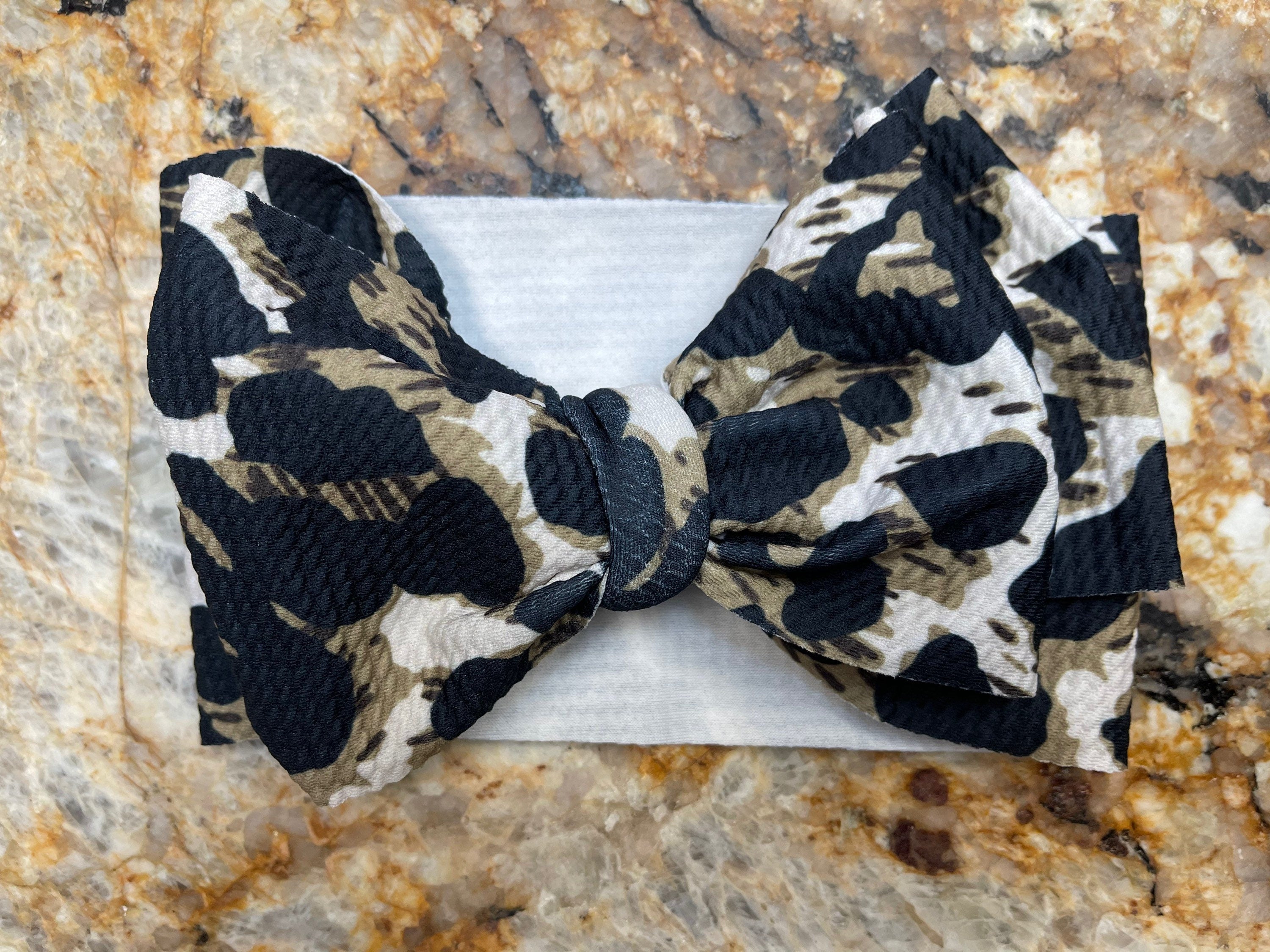 Cheetah These Big Bow Headbands for babies and toddlers are the perfect finishing touch to your little one's adorable outfit (also sold by Razels 😉). Soft, stretchy, and adjustable, they provide both comfort and style! And now, they’re available in even more colors!
✔ Hand-tied, not sewn, so you can adjust for the perfect fit