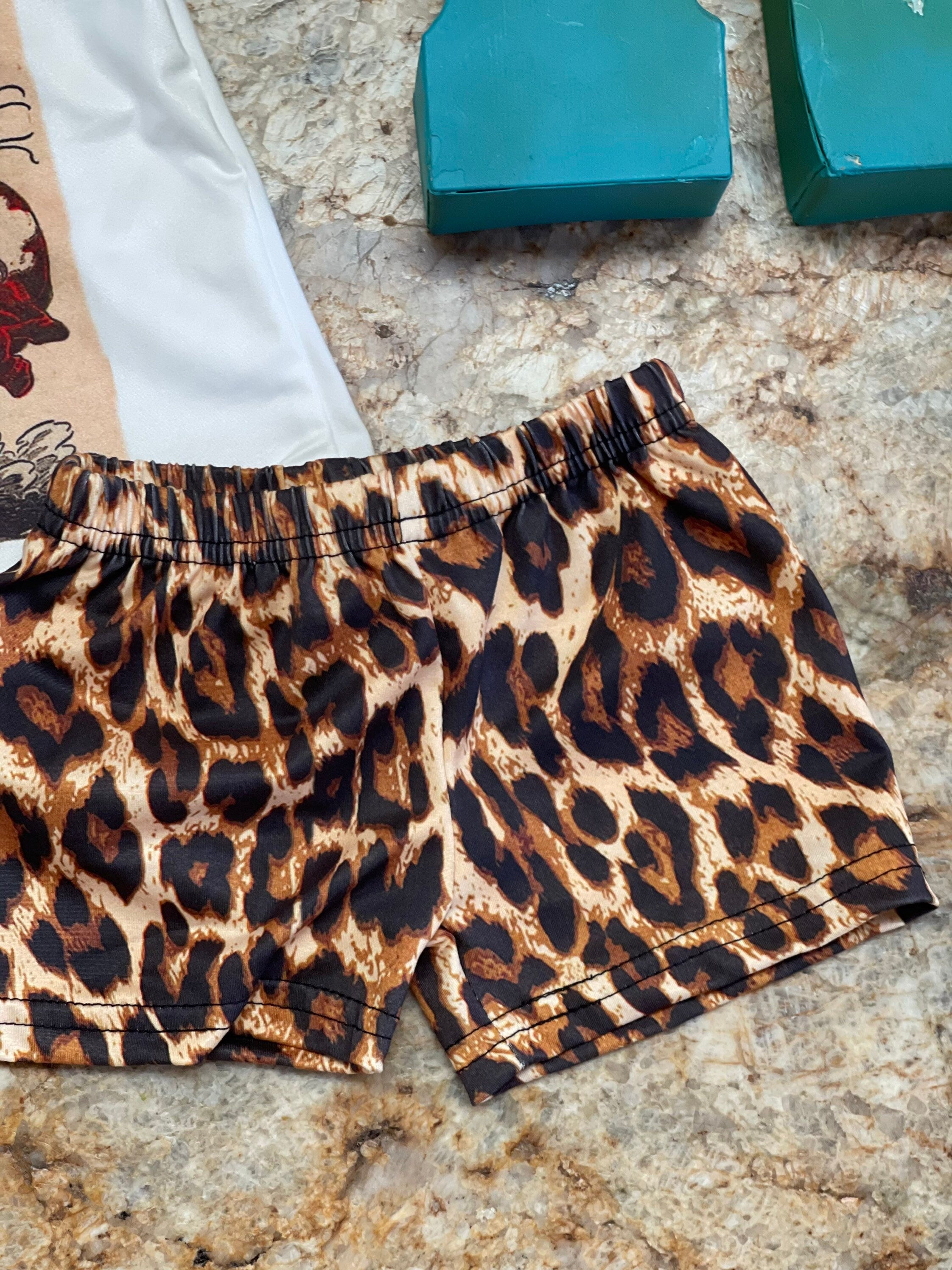 Fun Bucking Bronco Rodeo Outfit for Your Little Cowgirl! 🌟
Get your little one ready for adventure with our Western Rodeo Cowboy Short Set! This adorable outfit features a playful bucking bronco design, shorts boast a trendy cheetah print