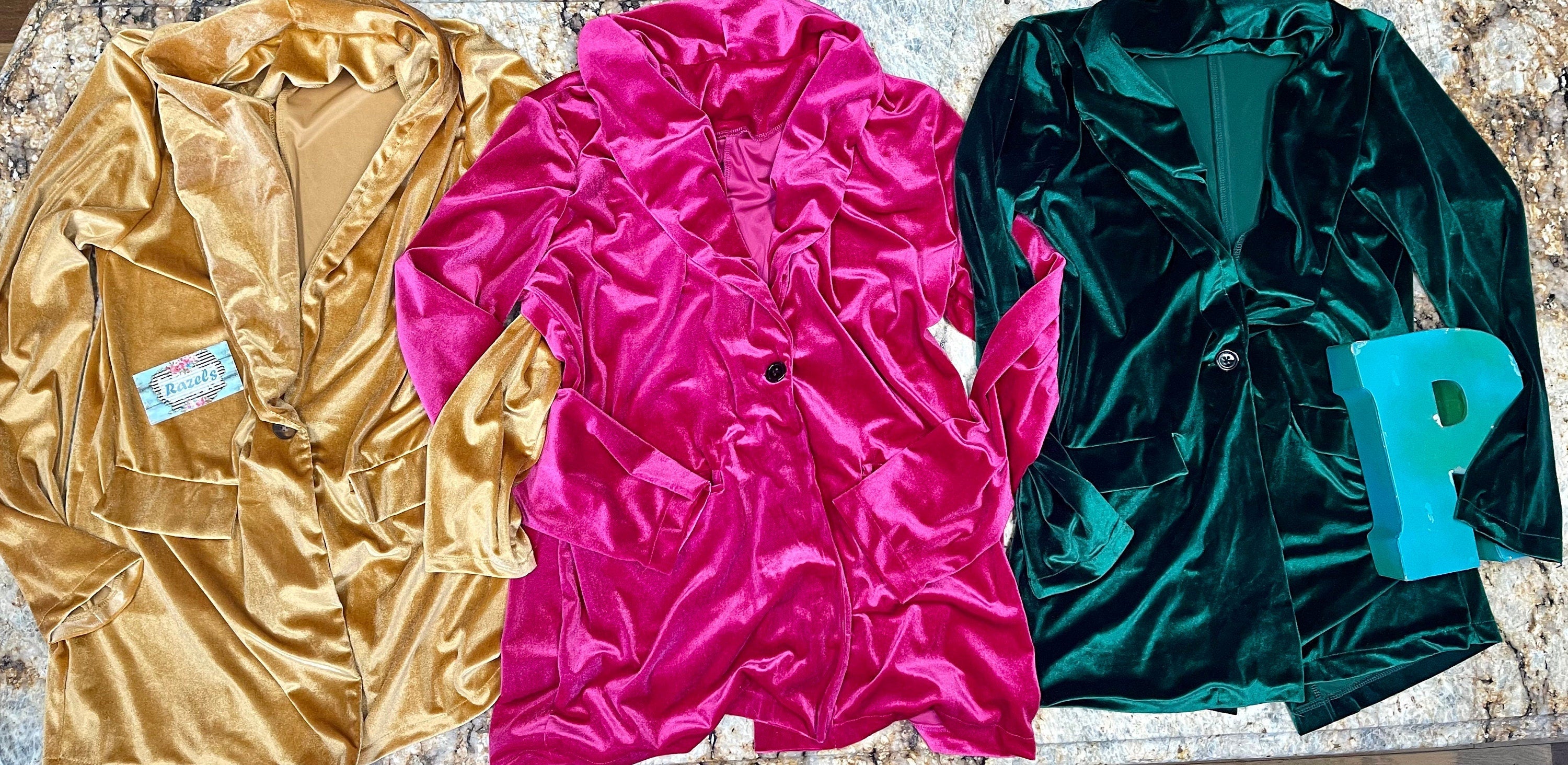 velvet Blazer for Women | Western Business Casual Layering Jacket
Don’t miss out on this must-have Velvet Blazer - Available in vibrant Hot Pink, classic Buckskin, and elegant Green,
