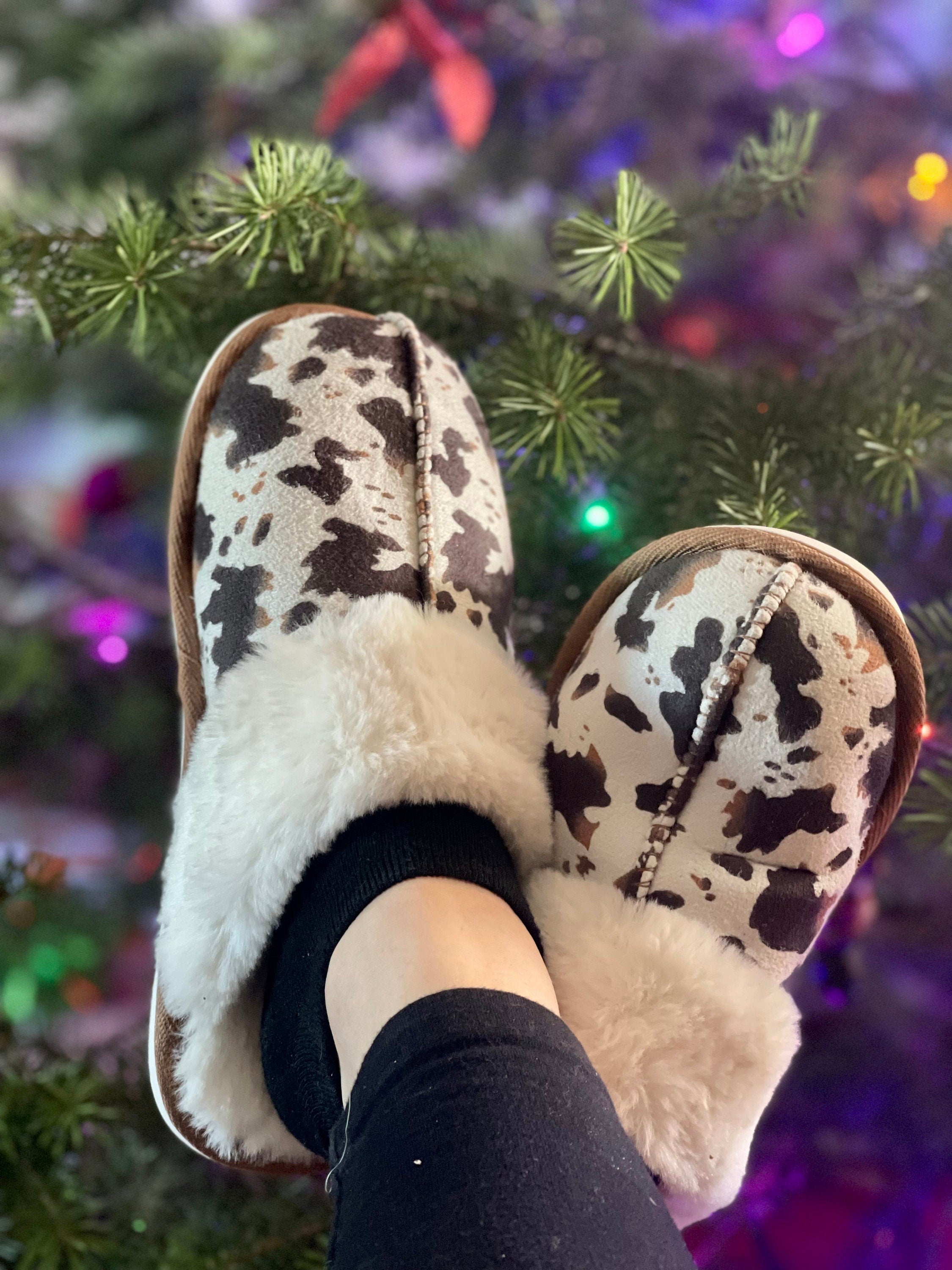 🐄 COW PRINT Slippers – The Ultimate Cow Slippers for Western Women! 🖤 Wrap your feet in the cozy charm of COW PRINT Slippers. Designed for warmth and all-day comfort, these cow print slippers feature a plush sherpa lining and a durable sole, making them ideal for relaxing at home or stepping out in style. Whether you’re searching for the softest plush slippers or a fun pair of cow slippers to complete your Western wardrobe, these are a must-have! SHIP FREE with $35 purchase from MONTANA TODAY!