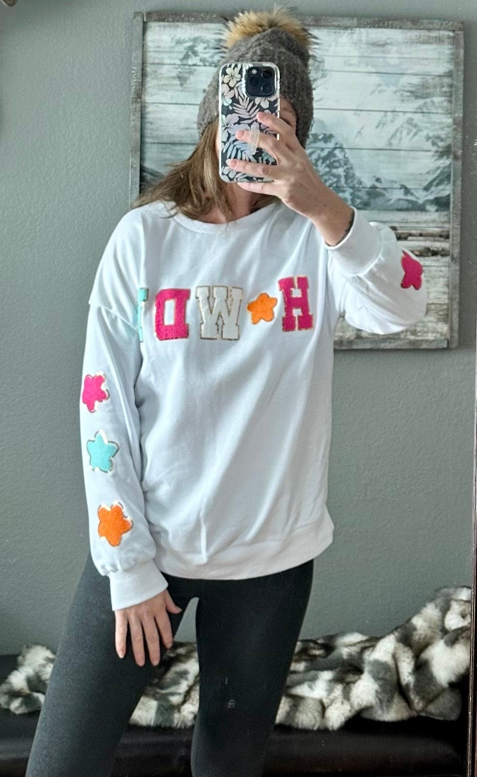 Howdy Sweatshirt – Glitter Patch Cowgirl Sweatshirt for Western Vibes! Add some sparkle to your casual wardrobe with our Howdy Sweatshirt. This women’s Western sweatshirt features a dazzling glitter patch “Howdy” design with matching stars!