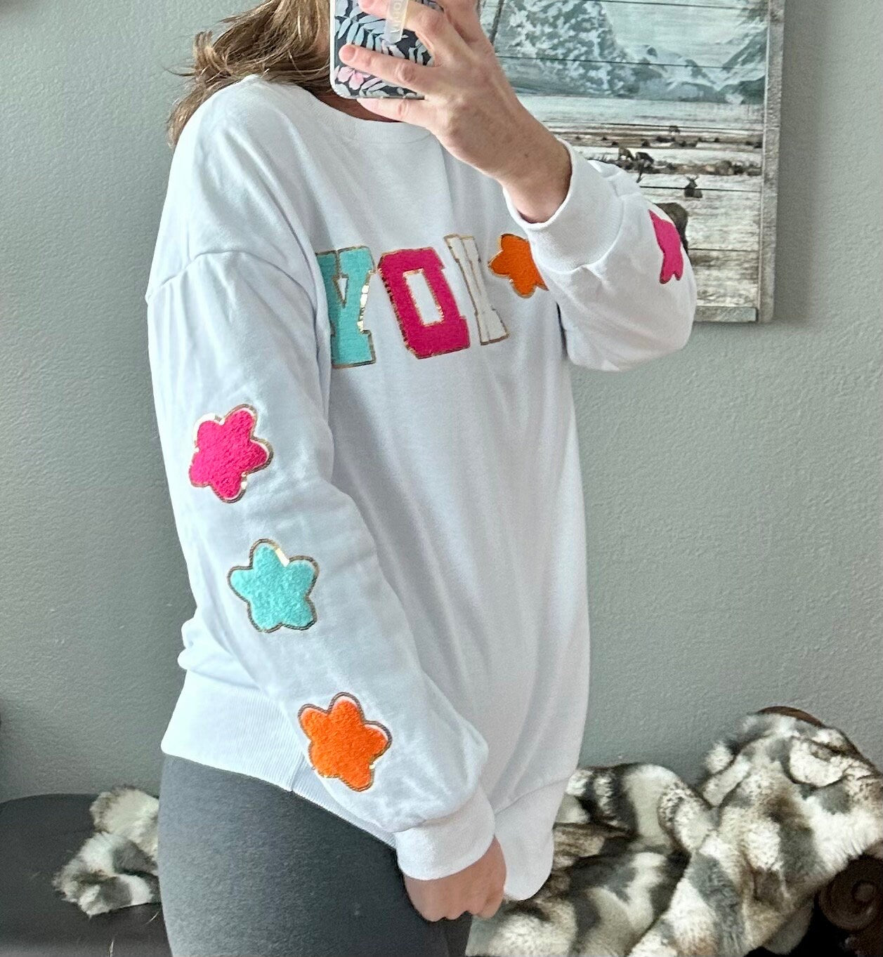 Howdy Sweatshirt – Glitter Patch Cowgirl Sweatshirt for Western Vibes! Add some sparkle to your casual wardrobe with our Howdy Sweatshirt. This women’s Western sweatshirt features a dazzling glitter patch “Howdy” design with matching stars!