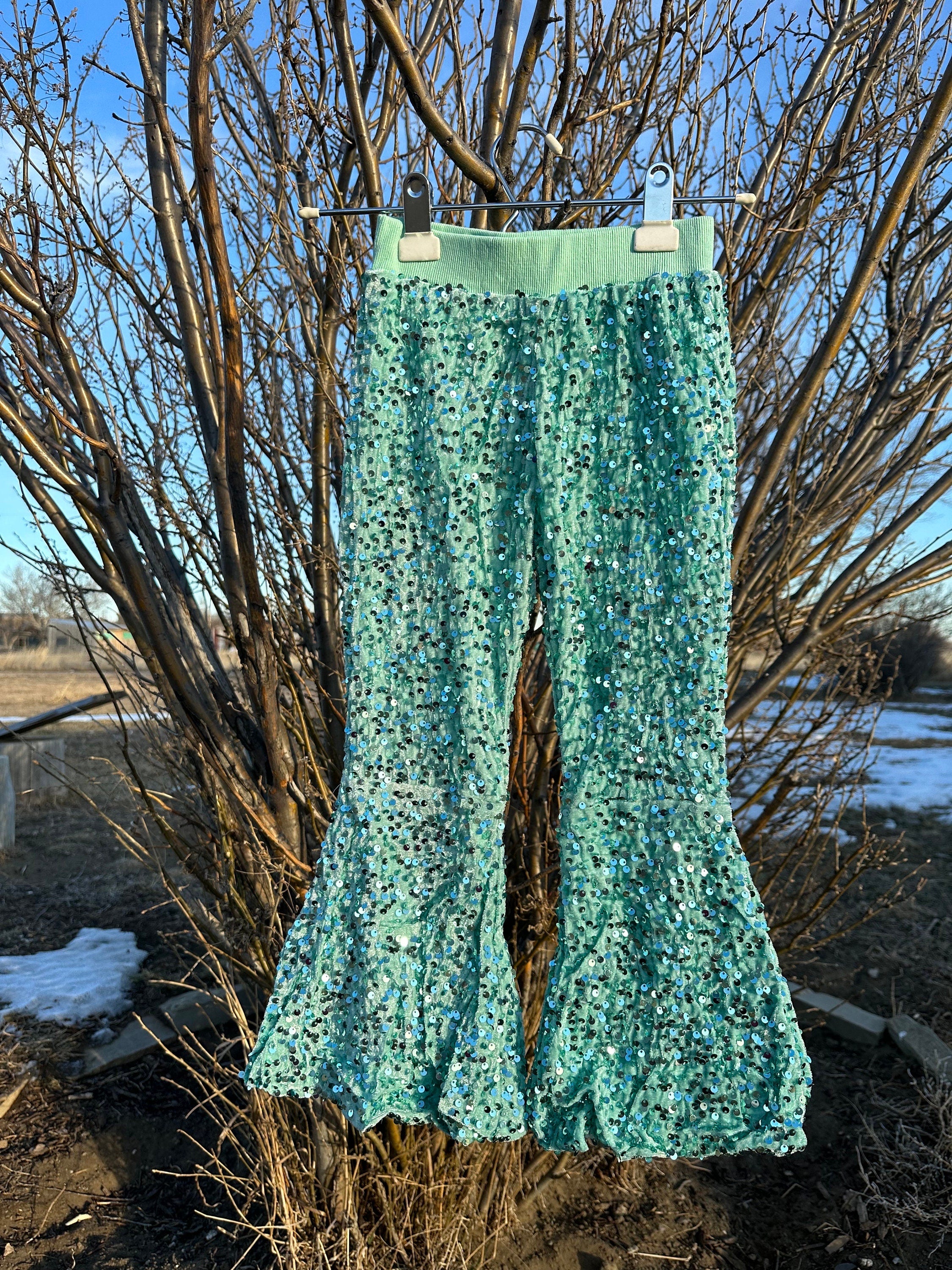 LAST PAIR! ✨ Toddler Turquoise Sequin Bell Bottoms – 12-18 Months | $15 Closeout!
Oh em gee!! These sparkly turquoise sequin bell bottoms are absolutely fabulous! The last pair in size 12-18 months—don't miss out!
✔ Fun & Glamorous: Dress them up or down—your little one will love these sparkle-packed pants! 💖
✔ Comfortable Fit: Fully lined, stretchy throughout, with an elastic waistband for easy wear.
✔ Final Sale – Only $15! Once they’re gone, they’re gone!
