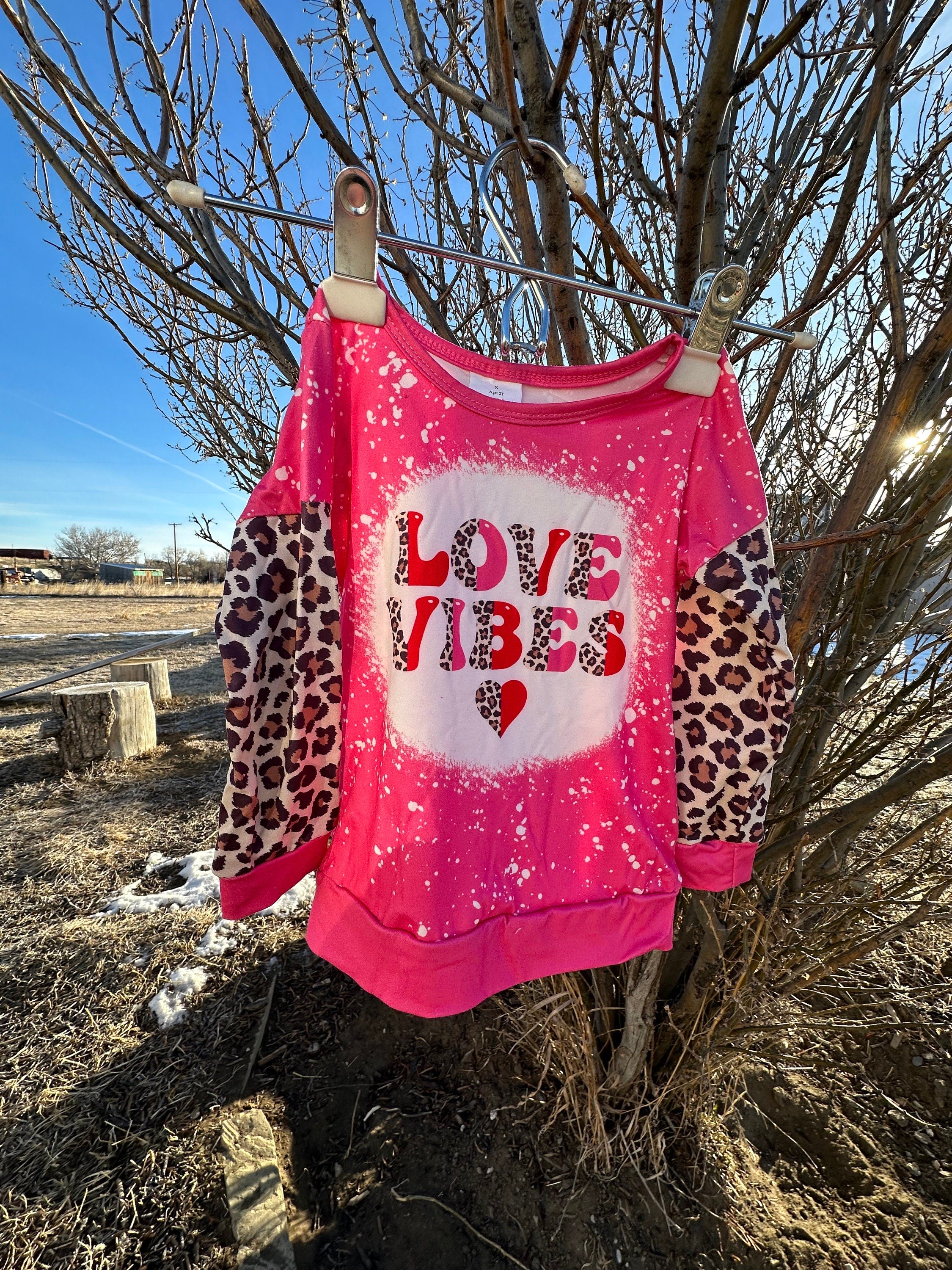 Love Vibes Long Sleeve Tee 💕
Here’s the perfect top for all your Little Sweethearts this Valentines Day! This fun and versatile long sleeve tee pairs beautifully with our PINK Sparkle Bells, leggings, jeans—honestly, it goes with everything!