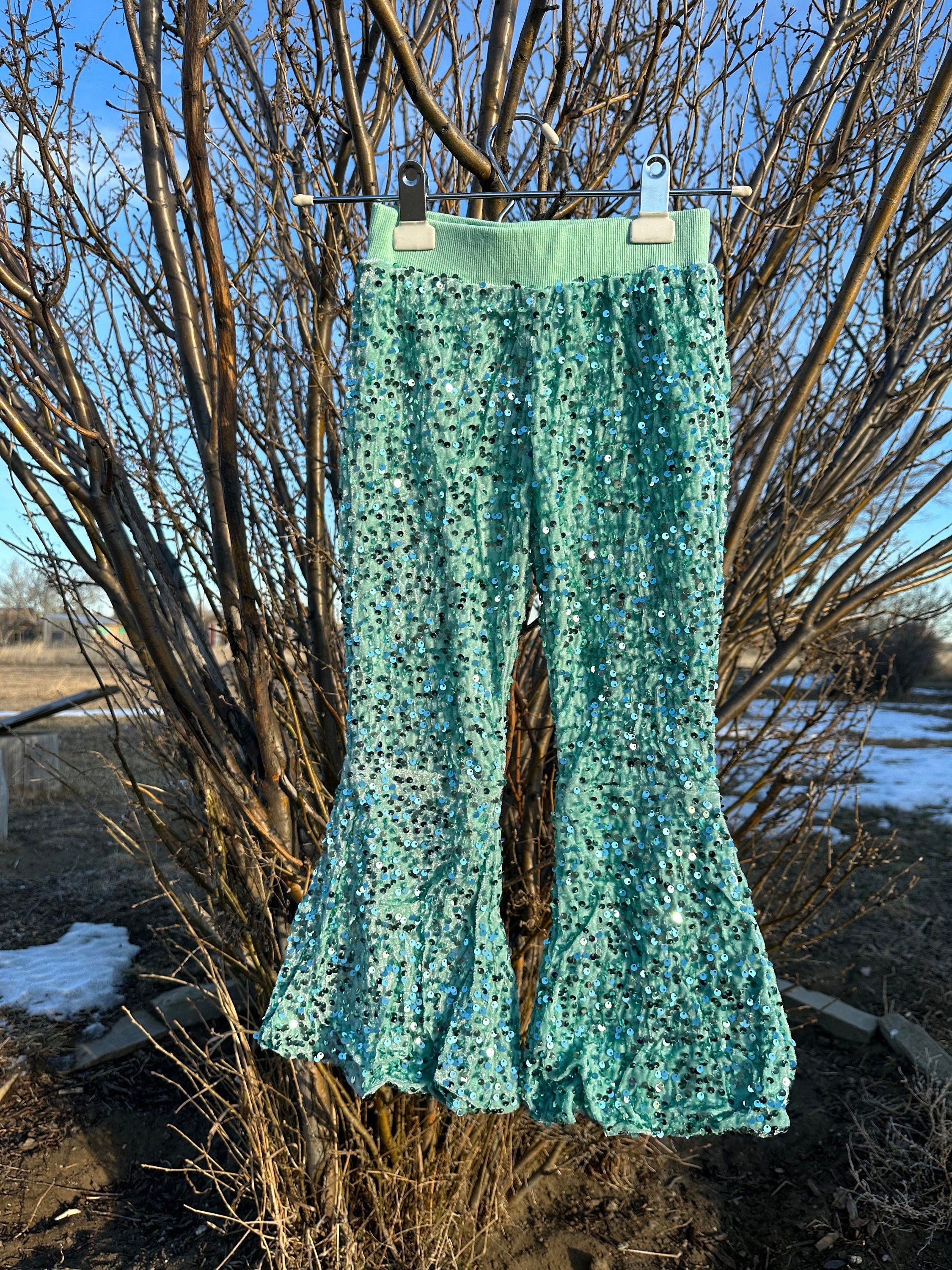 LAST PAIR! ✨ Toddler Turquoise Sequin Bell Bottoms – 12-18 Months | $15 Closeout!
Oh em gee!! These sparkly turquoise sequin bell bottoms are absolutely fabulous! The last pair in size 12-18 months—don't miss out!
✔ Fun & Glamorous: Dress them up or down—your little one will love these sparkle-packed pants! 💖
✔ Comfortable Fit: Fully lined, stretchy throughout, with an elastic waistband for easy wear.
✔ Final Sale – Only $15! Once they’re gone, they’re gone!
