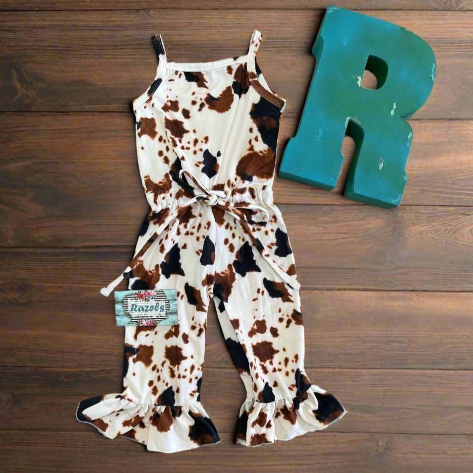 Adorable Cow Print Outfit for your little cowgirl—this Cowgirl Jumpsuit is the perfect choice for birthdays, special events, or everyday fun! 🤠😍
Designed with comfort and Western flair, this Western Romper for Girls features an easy slip-on style with an elastic waist, letting her move and play all day long.
✔ Sizing Note: Runs slightly big—size down for the best fit. Available in sizes 0/3 months to 8/9.
SHIPS FREE WITH $35+ PURCHASE FROM MONTANA