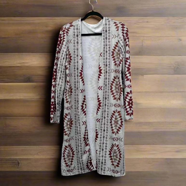 Western Aztec Print Cardigan – Cozy Fall Layering Piece
features an Aztec print throughout, and an open front design. This Western Cardigan offers versatile styling options, making it the perfect layering piece for any outfit.