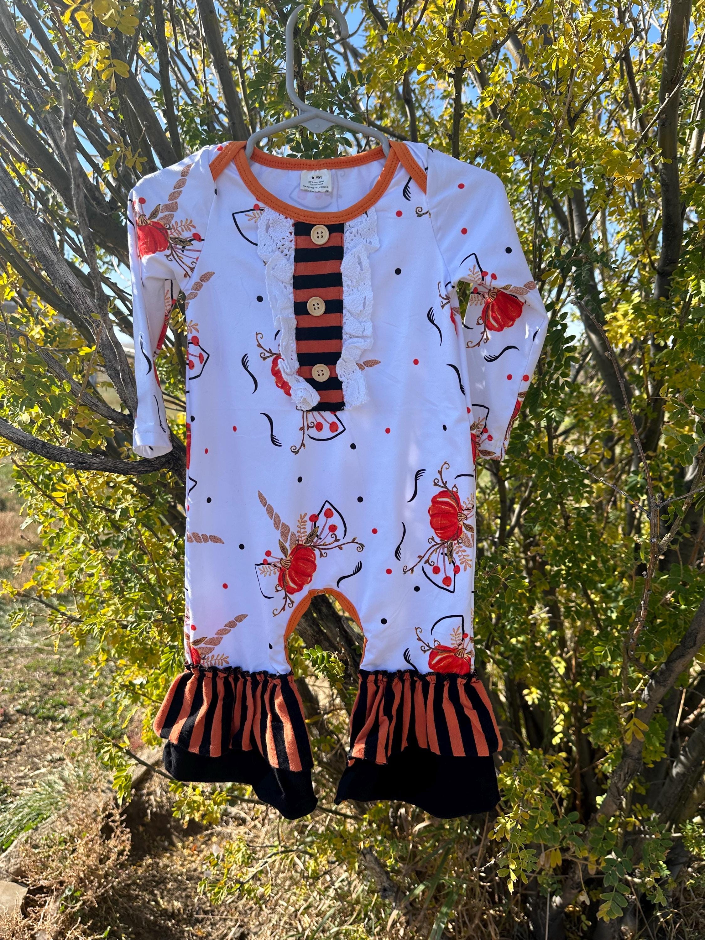 Unicorn Pumpkin Dress & Romper Set – Fall Magic for Your Littles 🎃🦄
How fall fabulous is this Unicorn Pumpkin print?! Available as a darling dress or a ruffled romper — or snag both for matching sister cuteness! These festive unicorn outfits are perfect for pumpkin patch photos, Thanksgiving dinners, Halloween fun, and cozy fall adventures. 🍂
✨ Two Style Options:
🦄 Dress –
🦄 Romper – Features cute ruffle cuffs and shoulder snaps for easy dressing + leg snaps for fast diaper changes.