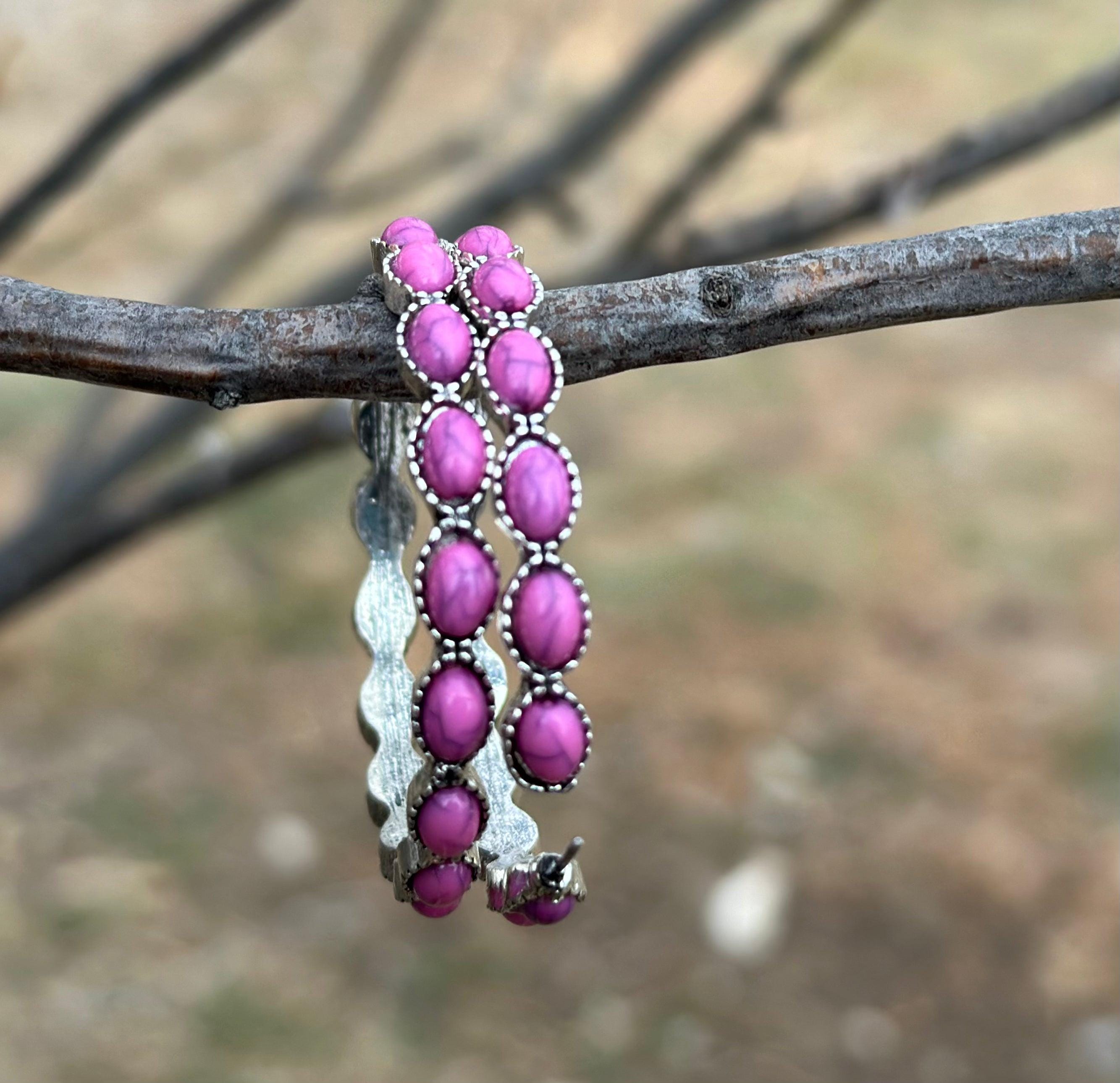 Pink Stone Hoop Earrings 🩷
Make a bold statement with our Pink Stone Hoop Earrings—the perfect accessory for any cowgirl or Southwestern style lover! 🌟 These large Western earrings are crafted in a stylish C-shape design, featuring vibrant pink gemstones and a burnished silver finish that blends rustic charm with timeless elegance.
These earrings aren’t just accessories—they’re must-have pieces for anyone who loves boho-chic or Western-inspired fashion. FREE Shipping from MONTANA with $35+