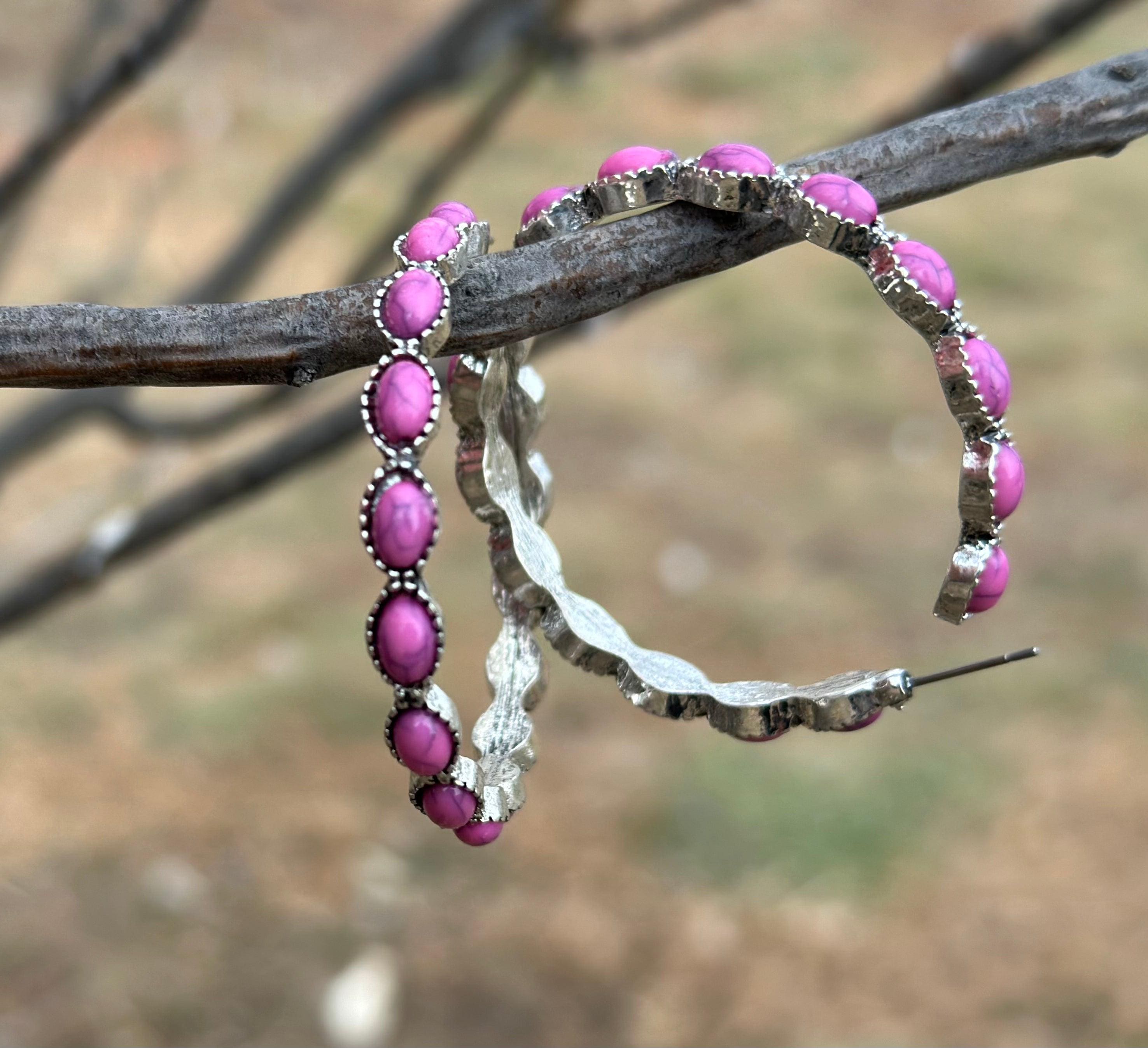 Pink Stone Hoop Earrings š©·
Make a bold statement with our Pink Stone Hoop Earringsāthe perfect accessory for any cowgirl or Southwestern style lover! š These large Western earrings are crafted in a stylish C-shape design, featuring vibrant pink gemstones and a burnished silver finish that blends rustic charm with timeless elegance.
These earrings arenāt just accessoriesātheyāre must-have pieces for anyone who loves boho-chic or Western-inspired fashion. FREE Shipping from MONTANA with $35+