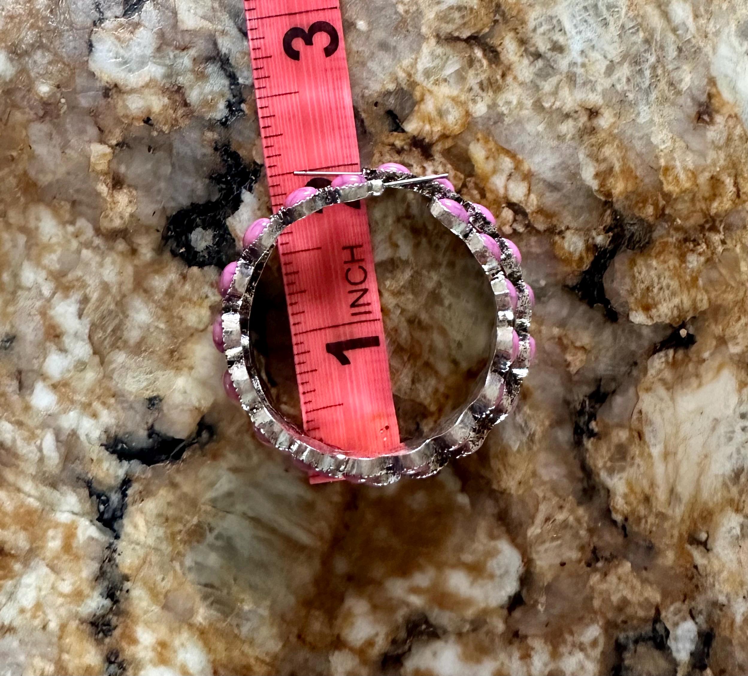 Pink Stone Hoop Earrings š©·
Make a bold statement with our Pink Stone Hoop Earringsāthe perfect accessory for any cowgirl or Southwestern style lover! š These large Western earrings are crafted in a stylish C-shape design, featuring vibrant pink gemstones and a burnished silver finish that blends rustic charm with timeless elegance.
These earrings arenāt just accessoriesātheyāre must-have pieces for anyone who loves boho-chic or Western-inspired fashion. FREE Shipping from MONTANA with $35+