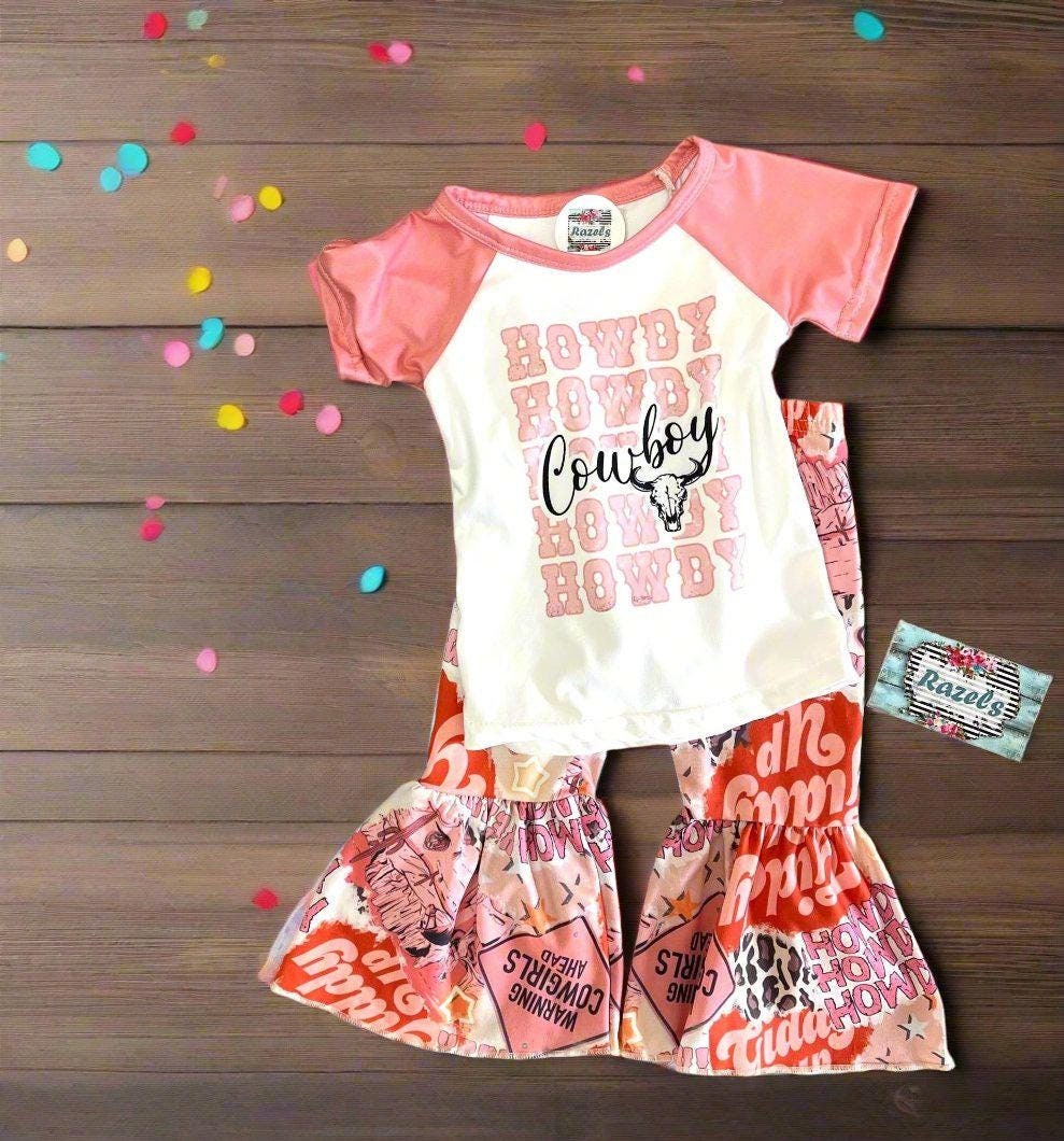 Cowgirl Bell Bottom Outfits | Howdy Cowboy Bell Bottom Set | Western Clothes for Girls
๐ Absolutely adore this Howdy Cowboy Bell Bottom Outfit! Perfect for your lil cowgirl, this set combines Western charm with stylish flair. Featuring a fun and comfy baseball-style t-shirt and adorable pink bell-bottom pants with a charming Western print, itโs a must-have for Western-loving girls!
โ Chic Western Style: The perfect blend of fashion and function for cowgirls of all ages.