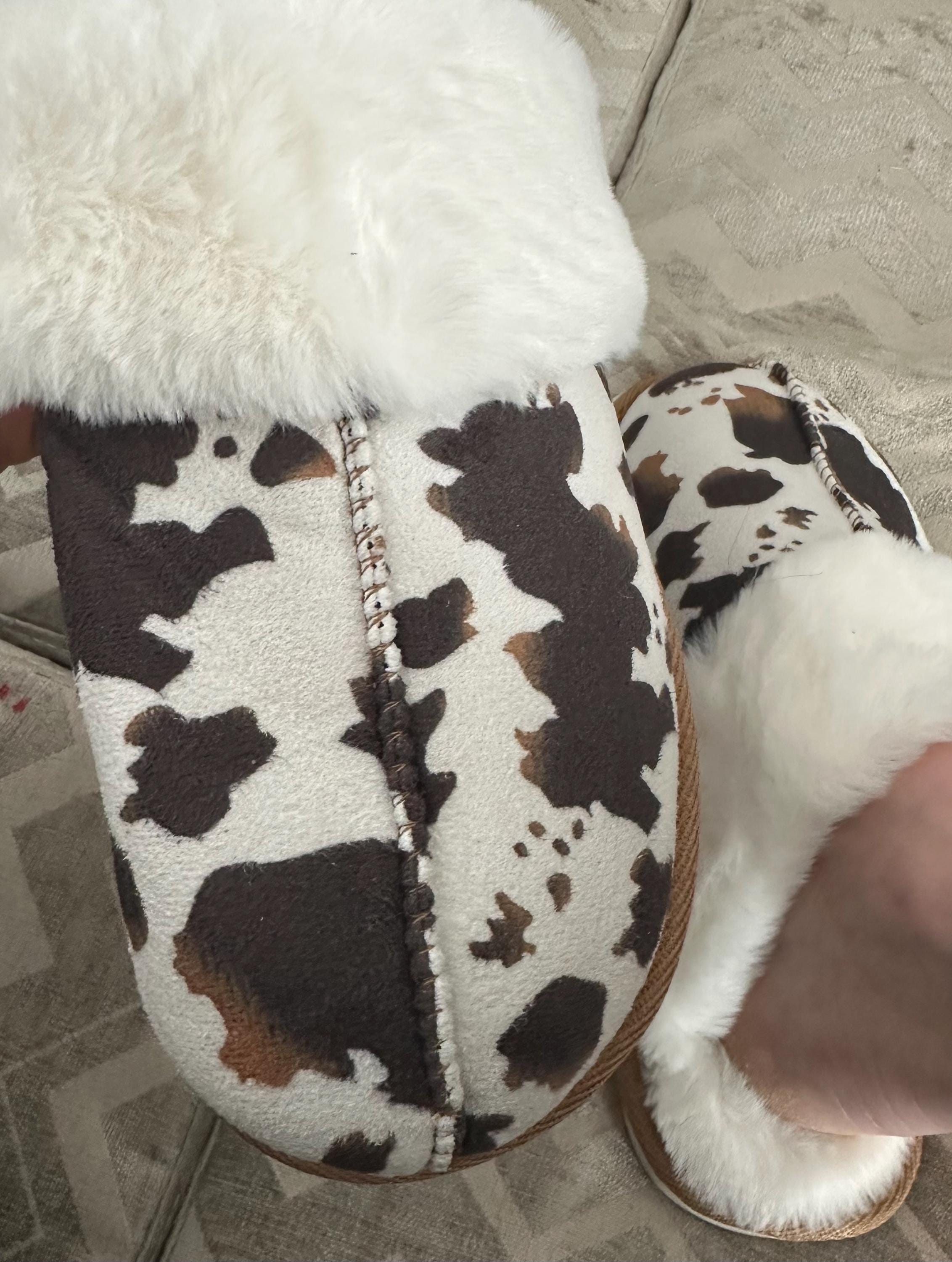 Cow Print Slippers – Western Cowgirl Fuzzy House Shoes, Cozy Sherpa Lined
Step into cozy Western style with Razels’ bestselling Cow Print Slippers 🐄✨ Whether you’re lounging at home, sipping coffee by the fire, or pulling together a cowgirl-chic gift, these fuzzy slippers are the perfect mix of comfort and country charm.
🖤 FREE Shipping – no minimum! Every pair ships free, every time.
✓ Plush sherpa lining – soft, warm, and cloud-like comfort ☁️
✓ Cowgirl-approved style