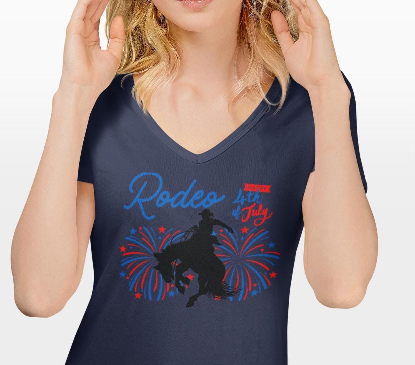 Rodeo Celebration V-Neck â Patriotic Bronc Rider Tee for the 4th of July
Get ready to rodeo into the Fourth of July with style! This unisex V-neck tee features our bold bronc silhouette blasting through red, white, and blue fireworksâbringing big Western energy to your Independence Day fun
â 100% lightweight cotton for all-day comfort
â Flattering retail fit with classic V-neckline
â Ethically produced and fair-labor certified
â Unisex sizing â great for everyone