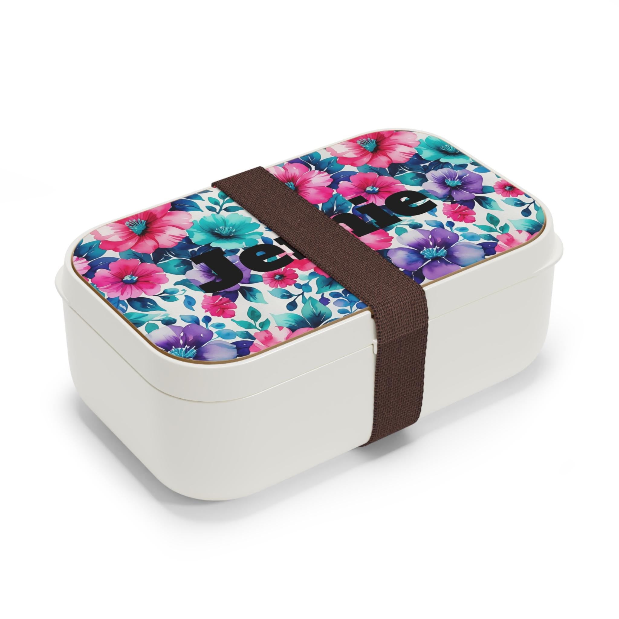 🍱 Personalized Floral Bento Box
Custom Kids Lunch Container | Watercolor Flower Meal Box | Matching Backpack & Water Bottle Available
Lunchtime just got prettier! bento box features soft watercolor florals in pinks, purples, turquoise, and blues
✓ Personalize with name or initials (or leave blank)
✓ Durable BPA-free plastic – kid-safe and mom-approved
✓ Leak-resistant lid with secure snap closures
✓ Divided sections – great for snacks, sandwiches & more
✓ Lightweight and easy to carry