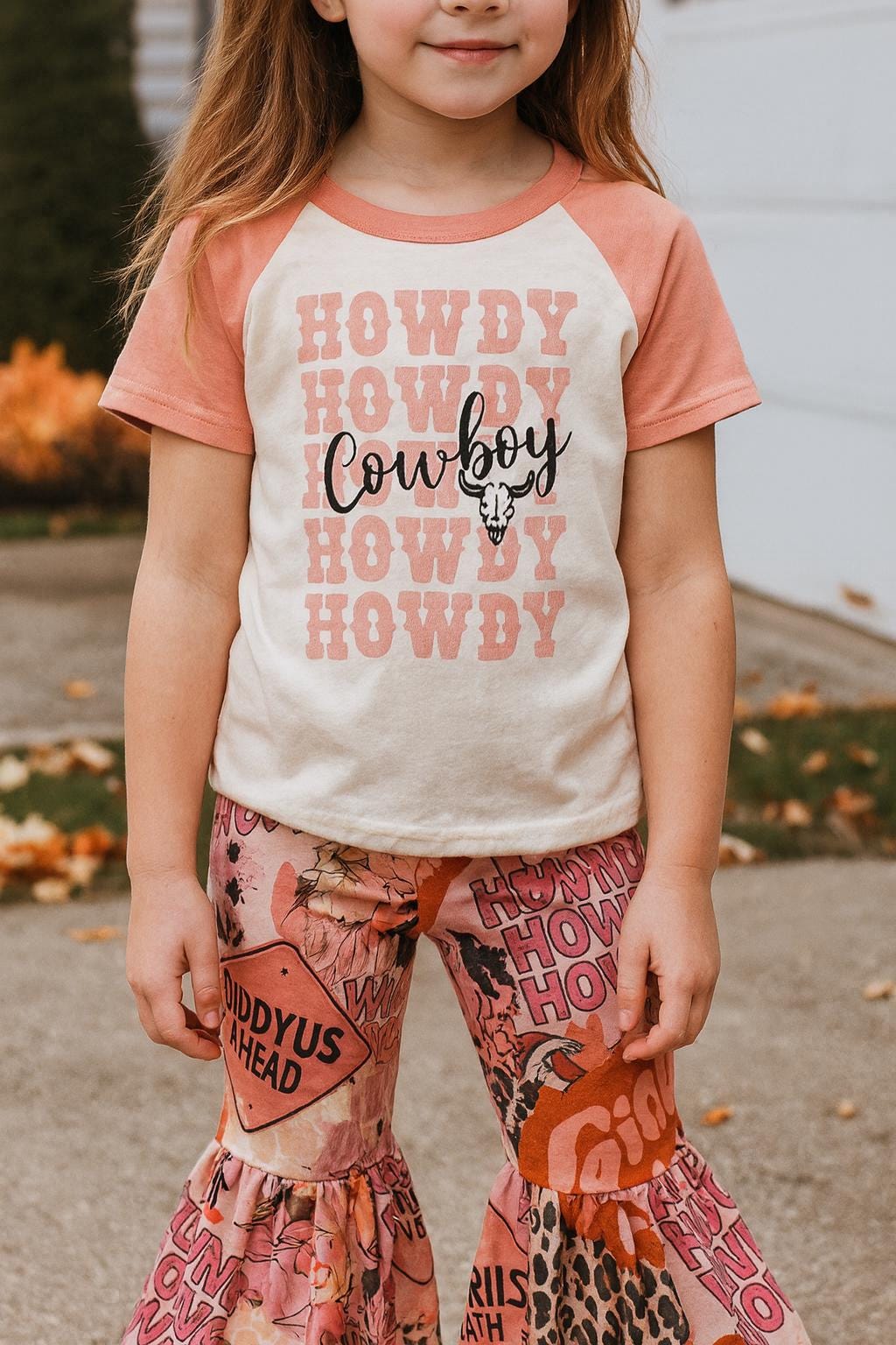Cowgirl Bell Bottom Outfits | Howdy Cowboy Bell Bottom Set | Western Clothes for Girls
💕 Absolutely adore this Howdy Cowboy Bell Bottom Outfit! Perfect for your lil cowgirl, this set combines Western charm with stylish flair. Featuring a fun and comfy baseball-style t-shirt and adorable pink bell-bottom pants with a charming Western print, it’s a must-have for Western-loving girls!
✔ Chic Western Style: The perfect blend of fashion and function for cowgirls of all ages.