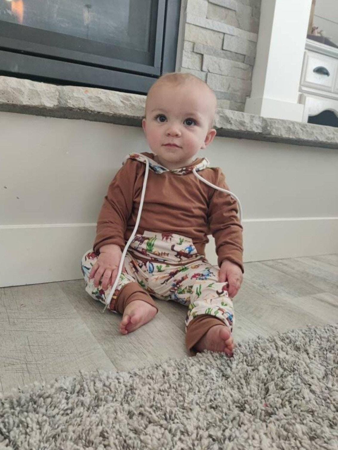 Little Cowboy Outfit – Exclusive to Razels!
Get your little cowboys ready for adventure with this Boys Western Outfit, the perfect blend of style and comfort! This playful set features a lightweight hoodie sweatshirt with a convenient kangaroo pocket and coordinating cowboy-print jogger pants. The retro cowboy design adds a fun and nostalgic vibe, making this outfit perfect for any little cowboy who loves to ride in style! 🤠 SHIPS FREE WITH $35 ORDER FROM MONTANA