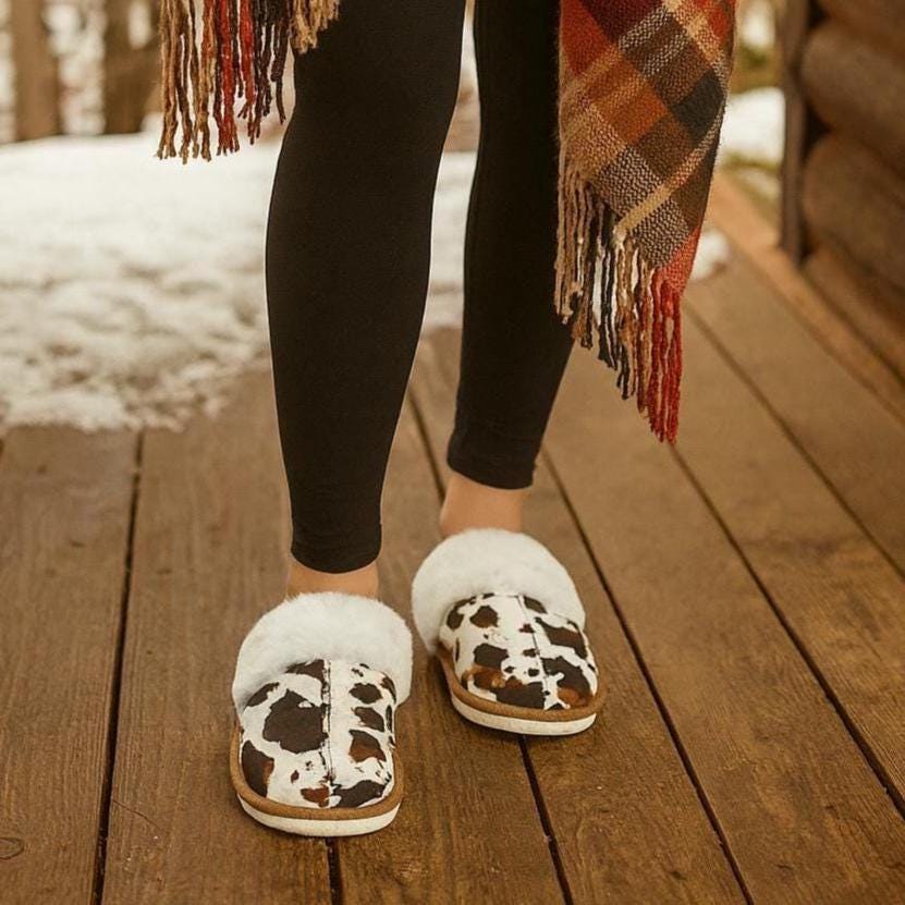 🖤 FREE Shipping – no minimum! Every pair ships free, every time.
✓ Plush sherpa lining – soft, warm, and cloud-like comfort ☁️
✓ Cowgirl-approved style – choose from cow print, cowboy print, or cheetah patterns
✓ Durable rubber sole – ideal for indoor coziness & quick trips outside
✓ Perfect gift idea – bridesmaids, birthdays, rodeo weekends, or Mother’s Day