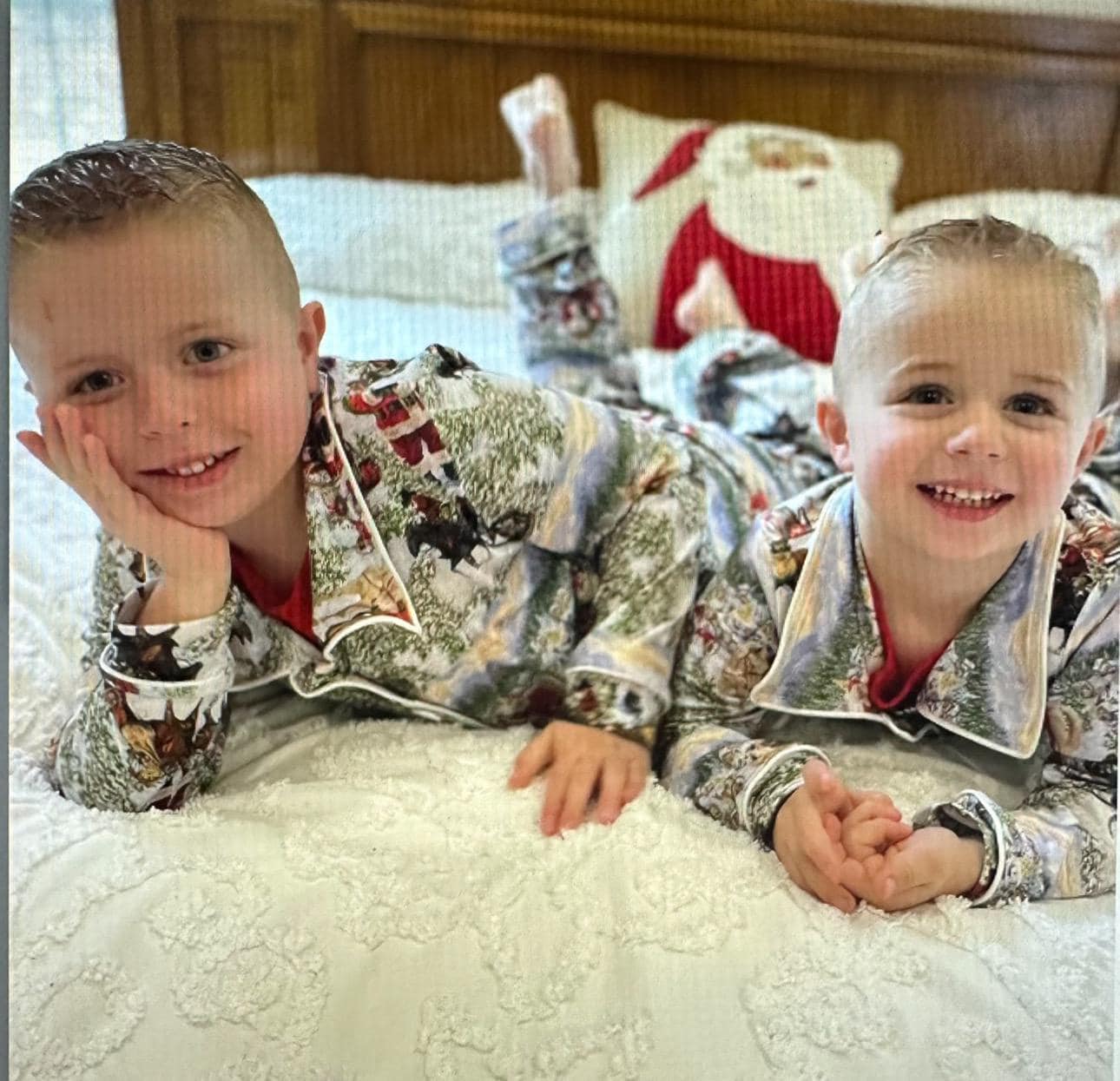 Kids Cowboy Santa Christmas Pajamas – Western Matching Family PJs | Holiday Lounge Set (Razels Exclusive)
Saddle up for cozy holiday fun! These Razels-designed kids’ pajamas feature Cowboy Santa delivering gifts the cowboy way—complete with trusty h