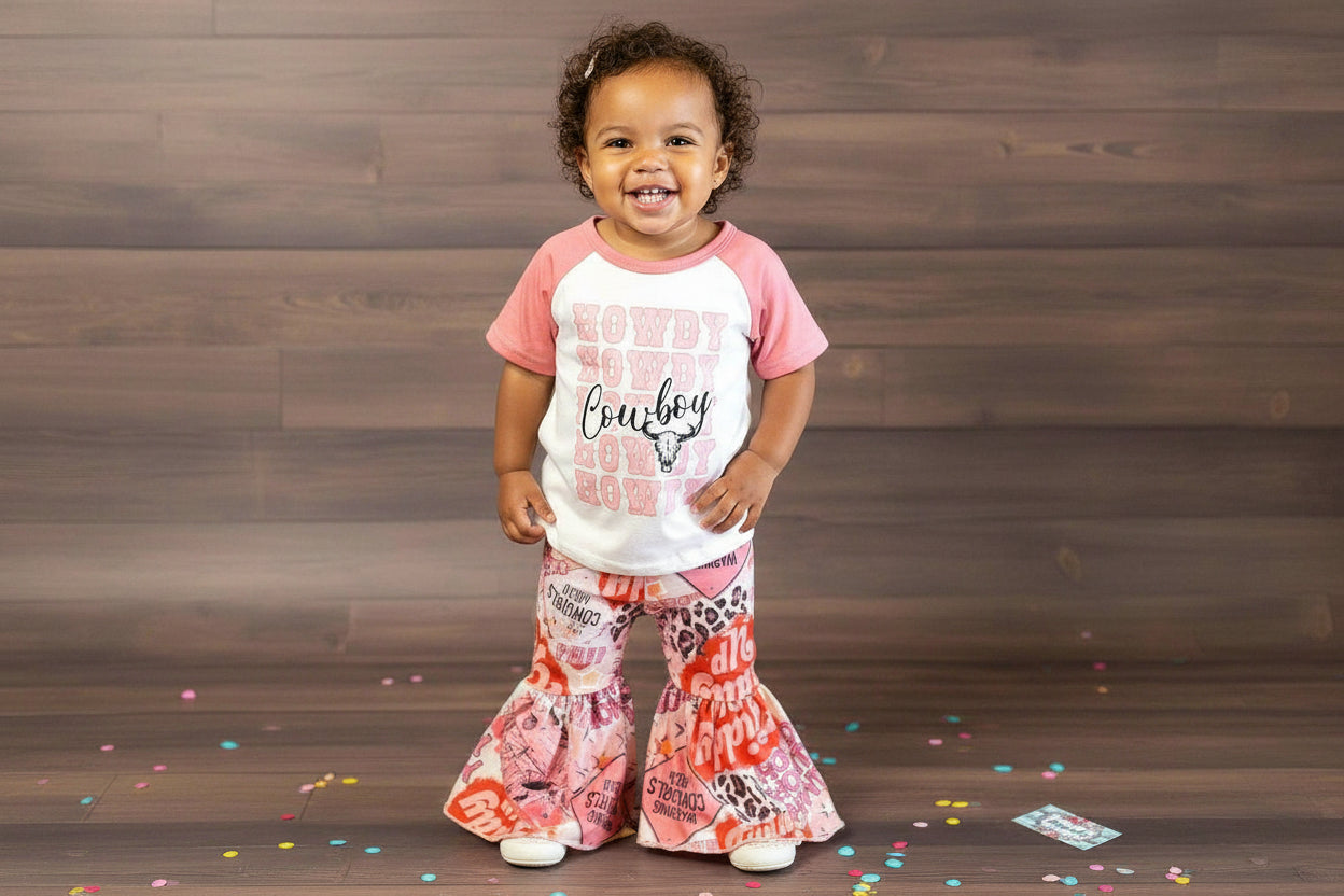 Cowgirl Bell Bottom Outfits | Howdy Cowboy Bell Bottom Set | Western Clothes for Girls

💕 Absolutely adore this Howdy Cowboy Bell Bottom Outfit! Perfect for your lil cowgirl, this set combines Western charm with stylish flair. Featuring a fun and comfy baseball-style t-shirt and adorable pink bell-bottom pants with a charming Western print, it’s a must-have for Western-loving girls!

✔ Chic Western Style: The perfect blend of fashion and function for cowgirls of all ages.