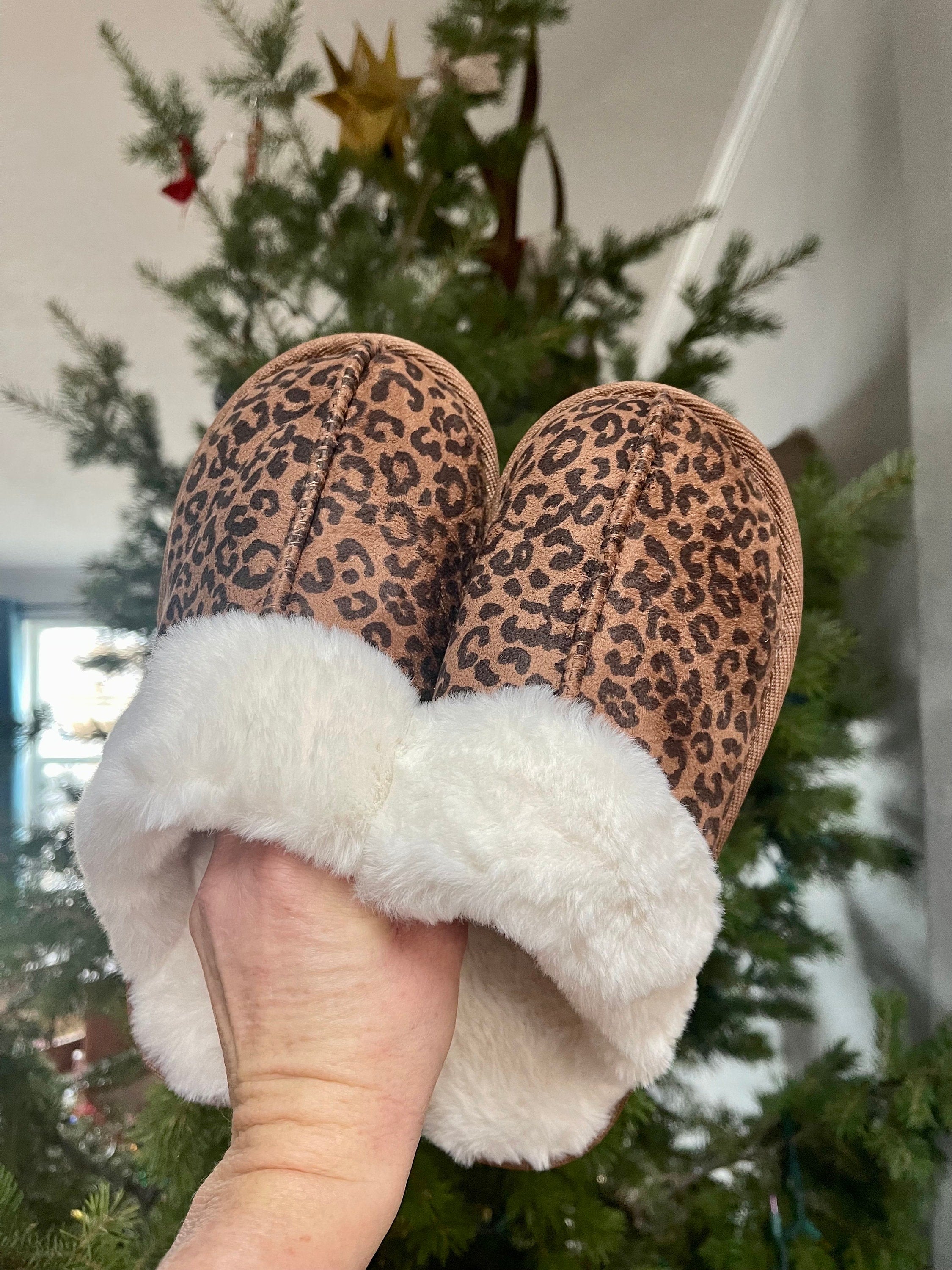 Women&#39;s Cheetah Print Plush Slippers