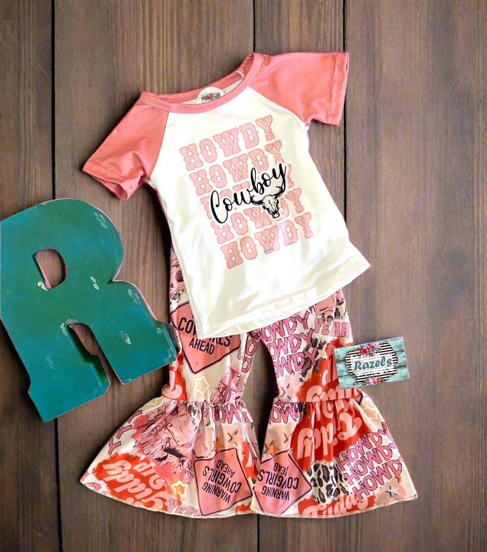 Cowgirl Bell Bottom Outfits | Howdy Cowboy Bell Bottom Set | Western Clothes for Girls

💕 Absolutely adore this Howdy Cowboy Bell Bottom Outfit! Perfect for your lil cowgirl, this set combines Western charm with stylish flair. Featuring a fun and comfy baseball-style t-shirt and adorable pink bell-bottom pants with a charming Western print, it’s a must-have for Western-loving girls!

✔ Chic Western Style: The perfect blend of fashion and function for cowgirls of all ages.