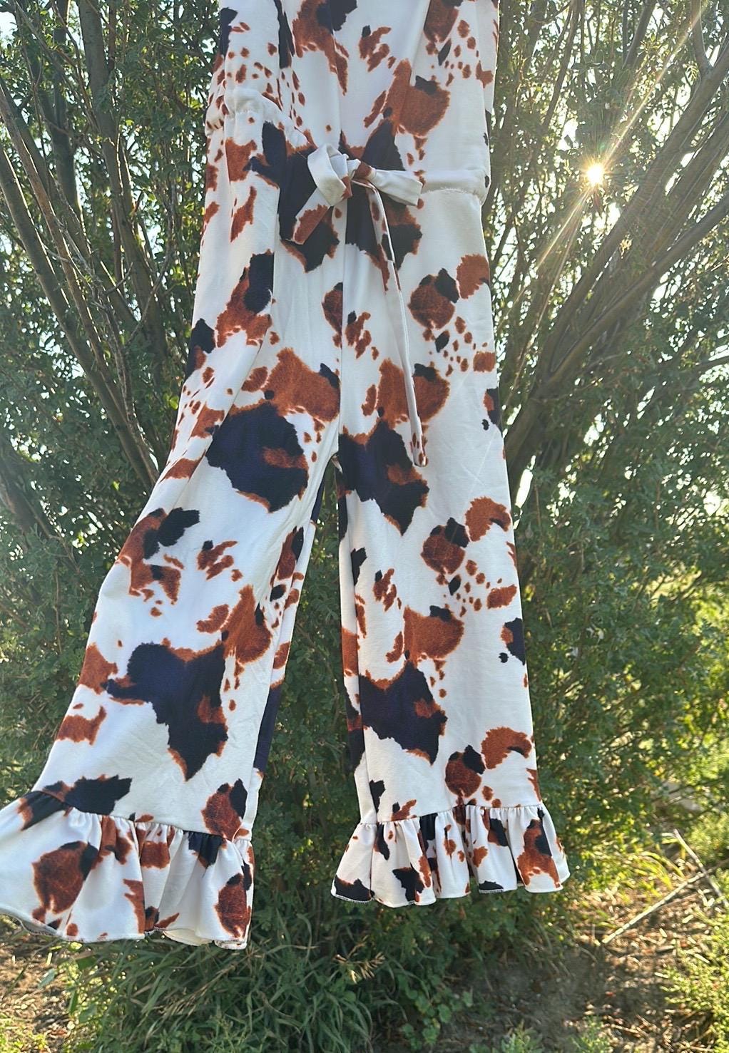 Adorable Cow Print Outfit for your little cowgirl—this Cowgirl Jumpsuit is the perfect choice for birthdays, special events, or everyday fun! 🤠😍

Designed with comfort and Western flair, this Western Romper for Girls features an easy slip-on style with an elastic waist, letting her move and play all day long.

✔ Sizing Note: Runs slightly big—size down for the best fit. Available in sizes 0/3 months to 8/9.
SHIPS FREE WITH $35+ PURCHASE FROM MONTANA