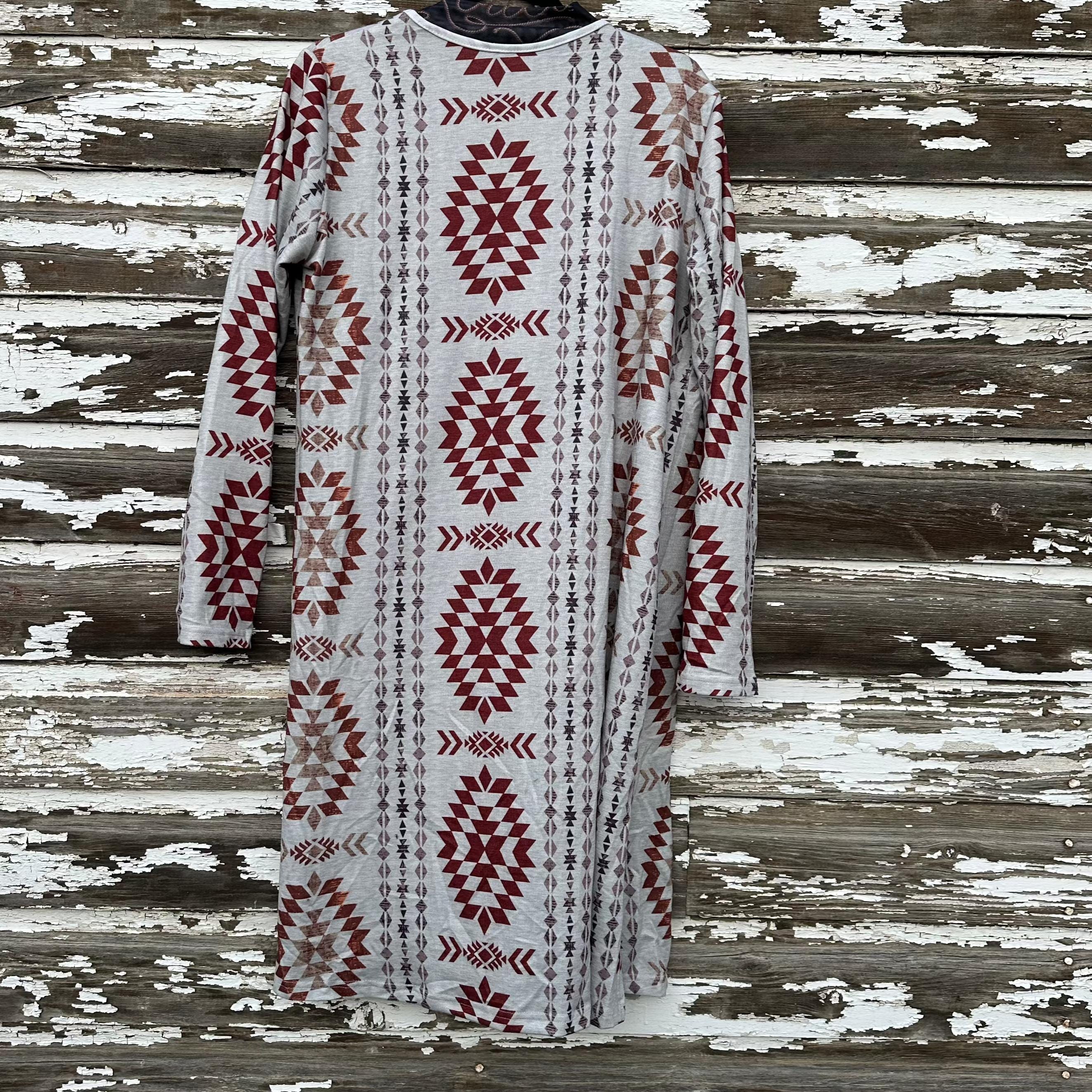 Western Aztec Print Cardigan – Cozy Fall Layering Piece
features an Aztec print throughout, and an open front design. This Western Cardigan offers versatile styling options, making it the perfect layering piece for any outfit.