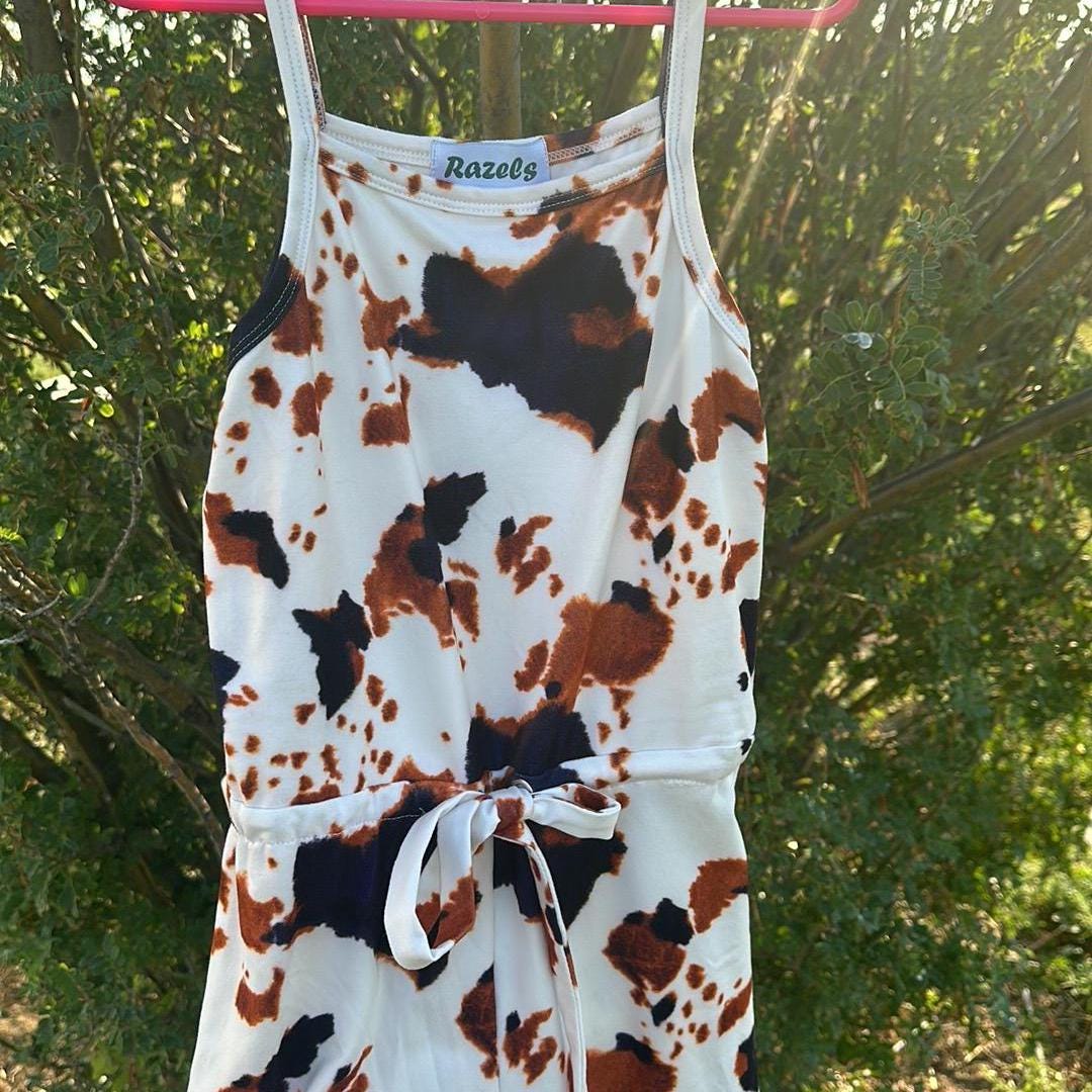 Adorable Cow Print Outfit for your little cowgirl—this Cowgirl Jumpsuit is the perfect choice for birthdays, special events, or everyday fun! 🤠😍

Designed with comfort and Western flair, this Western Romper for Girls features an easy slip-on style with an elastic waist, letting her move and play all day long.

✔ Sizing Note: Runs slightly big—size down for the best fit. Available in sizes 0/3 months to 8/9.
SHIPS FREE WITH $35+ PURCHASE FROM MONTANA