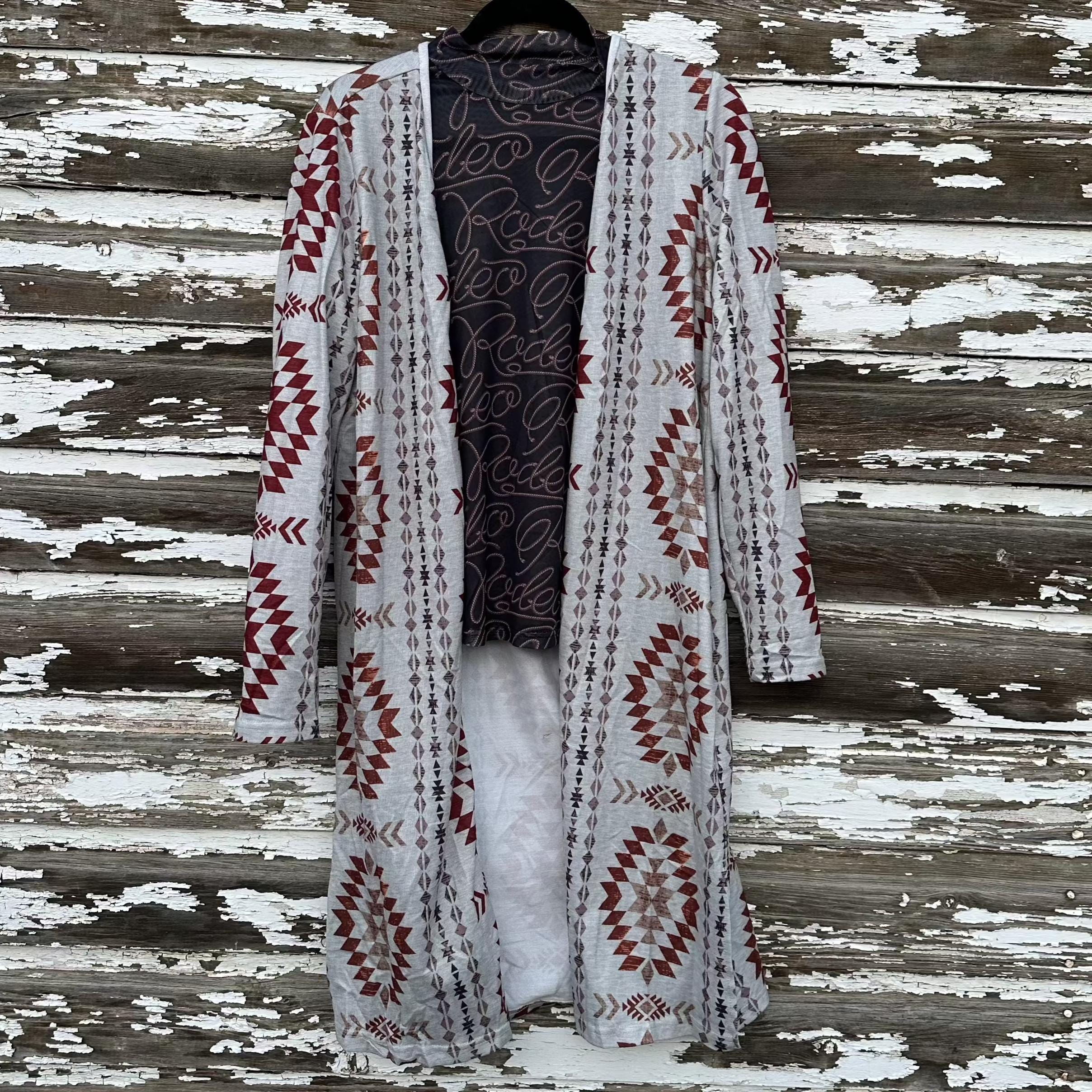 Western Aztec Print Cardigan – Cozy Fall Layering Piece
features an Aztec print throughout, and an open front design. This Western Cardigan offers versatile styling options, making it the perfect layering piece for any outfit.