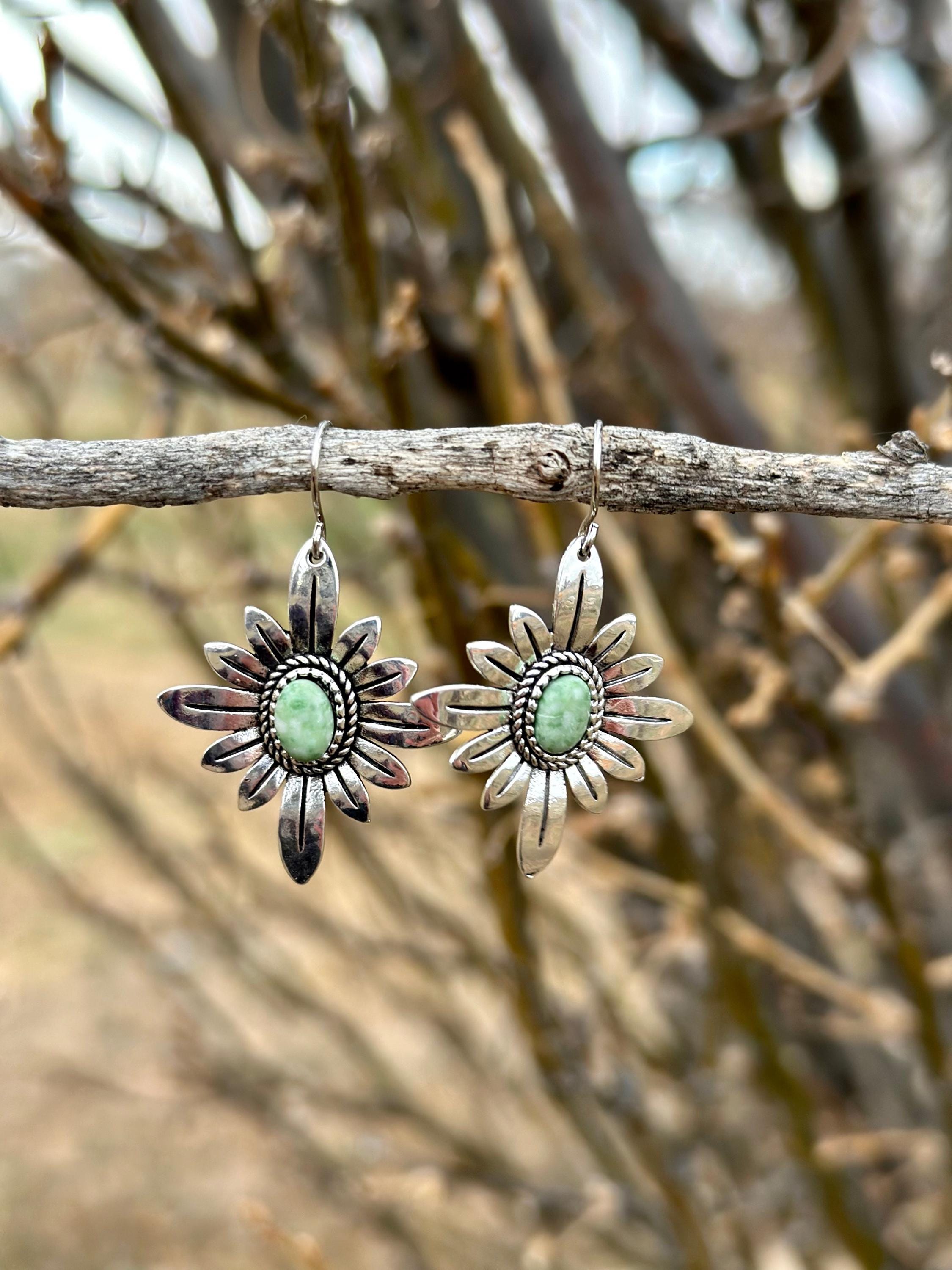 Add a touch of Western elegance this holiday season with these stunning green flower dangle earrings! 🌼 Featuring a unique flower design with a turquoise center, these earrings bring effortless nature-inspired beauty to any outfit.