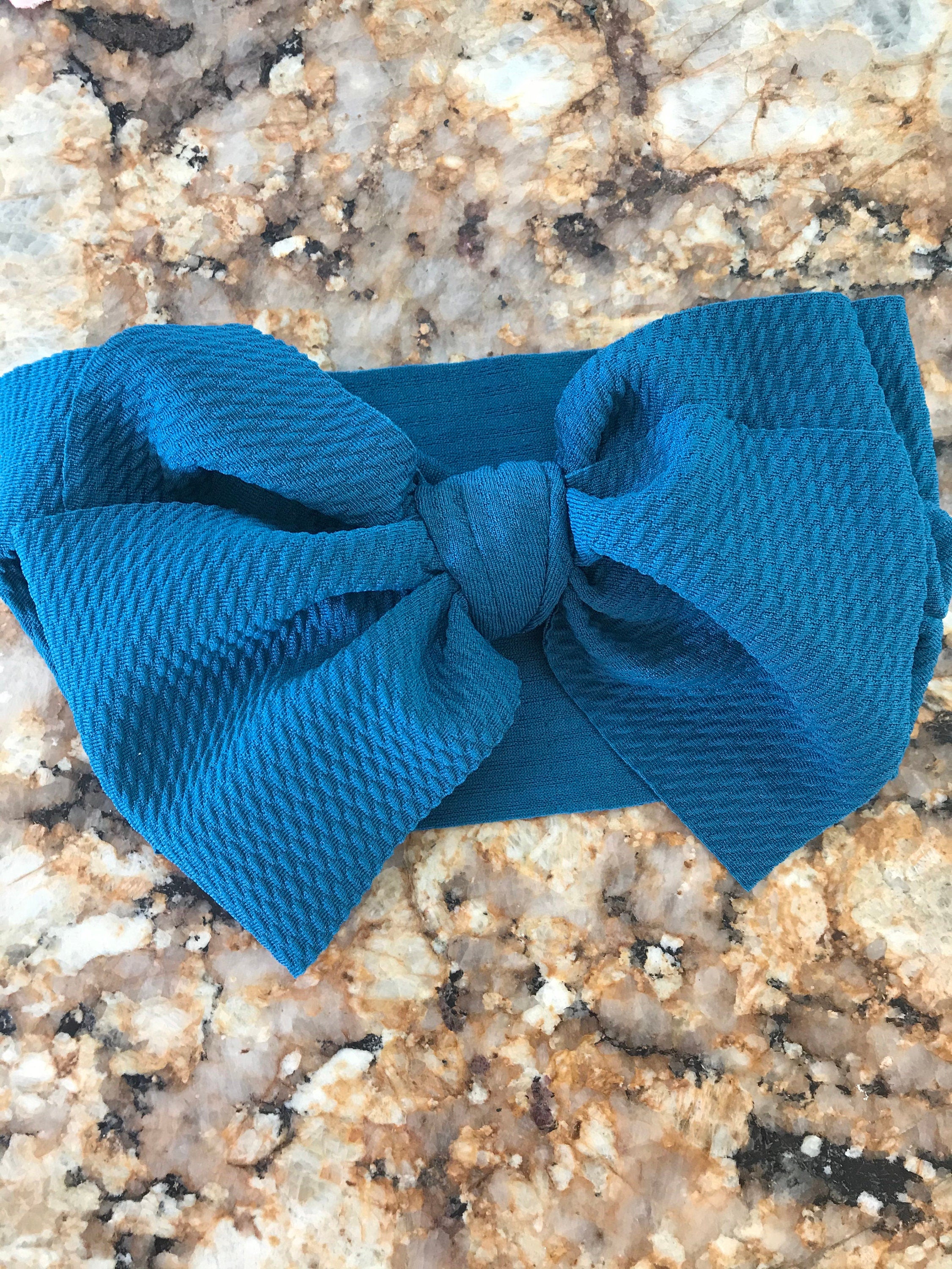 Teal Big Bow Headband These Big Bow Headbands for babies and toddlers are the perfect finishing touch to your little one&#39;s adorable outfit (also sold by Razels 😉). Soft, stretchy, and adjustable, they provide both comfort and style! And now, they’re available in even more colors!
✔ Hand-tied, not sewn, so you can adjust for the perfect fit