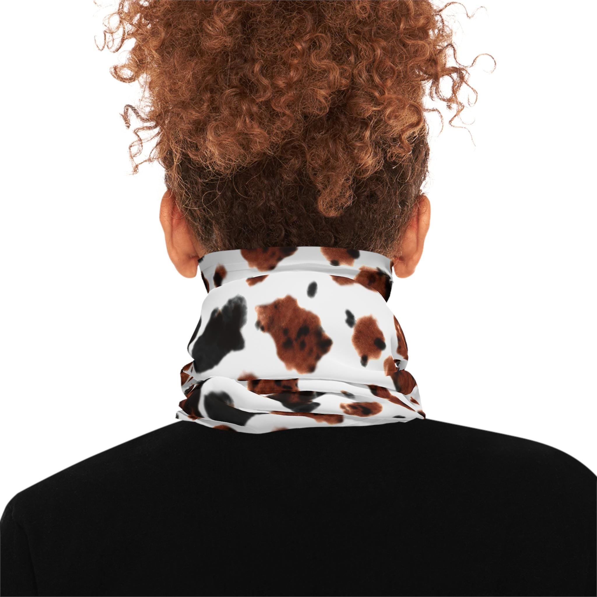 Brindle Cowprint Lightweight Neck Gaiter – Western Style for On-the-Go Comfort 
Lightweight, breathable, and packed with western flair, it&#39;s the perfect mix of fashion and function.

✓ Soft & stretchy polyester microfiber = cozy all-day wear
✓ Rock it how you like: neck gaiter, headband, face cover, beanie, or hair wrap
✓ Built-in UPF 50+ = smart sun protection, even on the ranch
✓ Overlocked seams = no fraying, no fuss
✓ Available in sizes that fit just right—no slipping or tugging