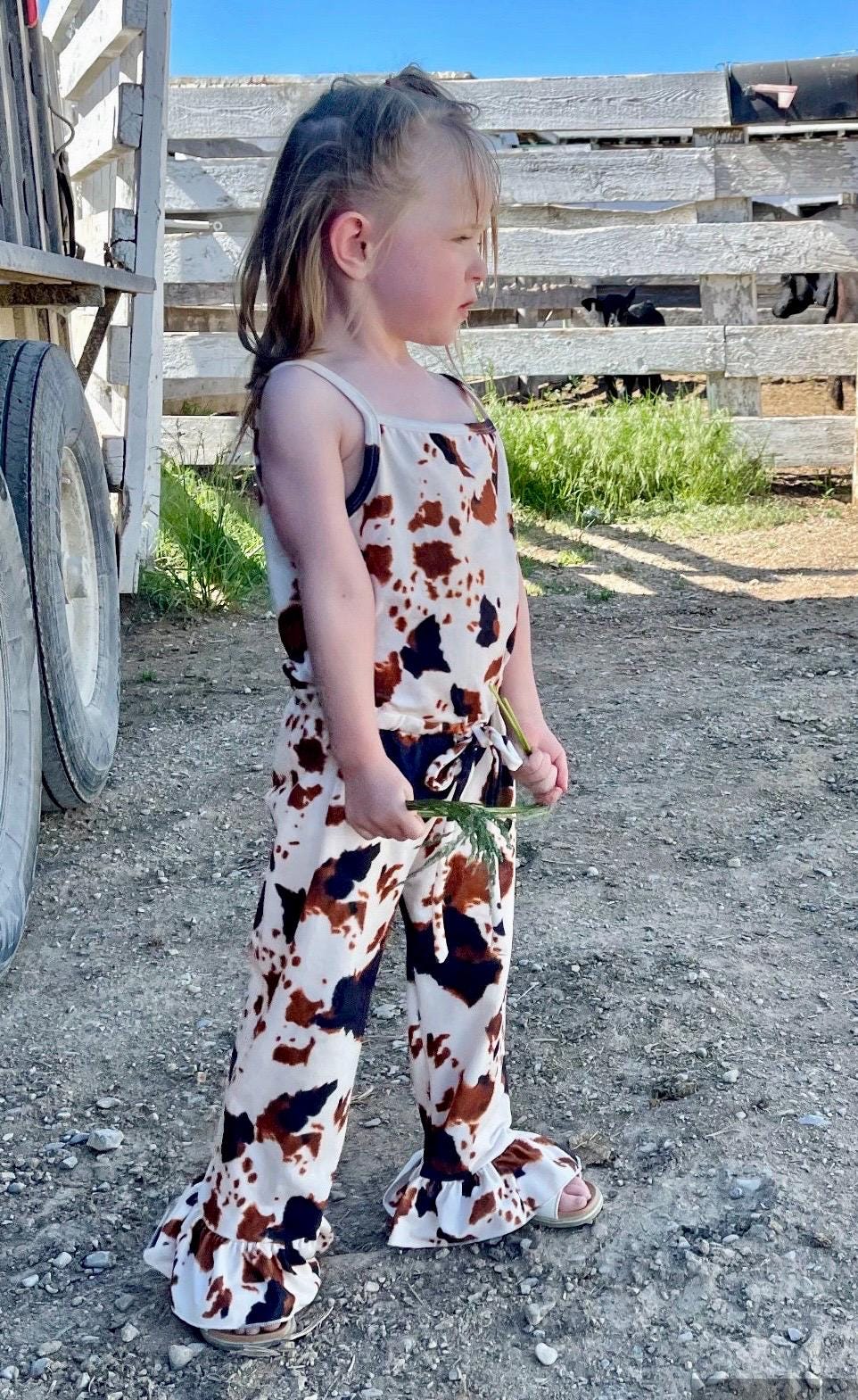 Adorable Cow Print Outfit for your little cowgirl—this Cowgirl Jumpsuit is the perfect choice for birthdays, special events, or everyday fun! 🤠😍

Designed with comfort and Western flair, this Western Romper for Girls features an easy slip-on style with an elastic waist, letting her move and play all day long.

✔ Sizing Note: Runs slightly big—size down for the best fit. Available in sizes 0/3 months to 8/9.
SHIPS FREE WITH $35+ PURCHASE FROM MONTANA