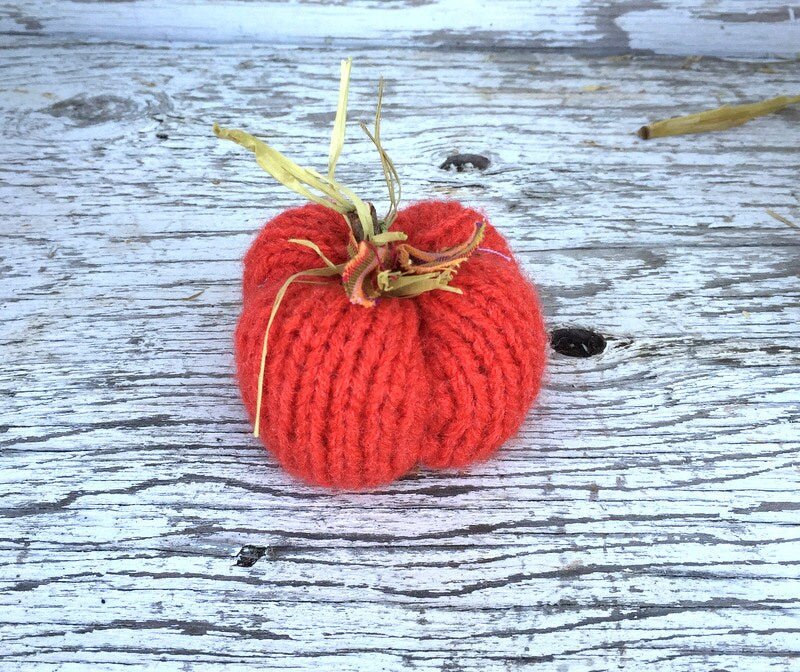 Knit MINI PUMPKINS, Shabby Chic Knit Pumpkins, Rustic Primitive Fall Pumpkins, Fall Autumn Decor, Halloween Decor, - Razels